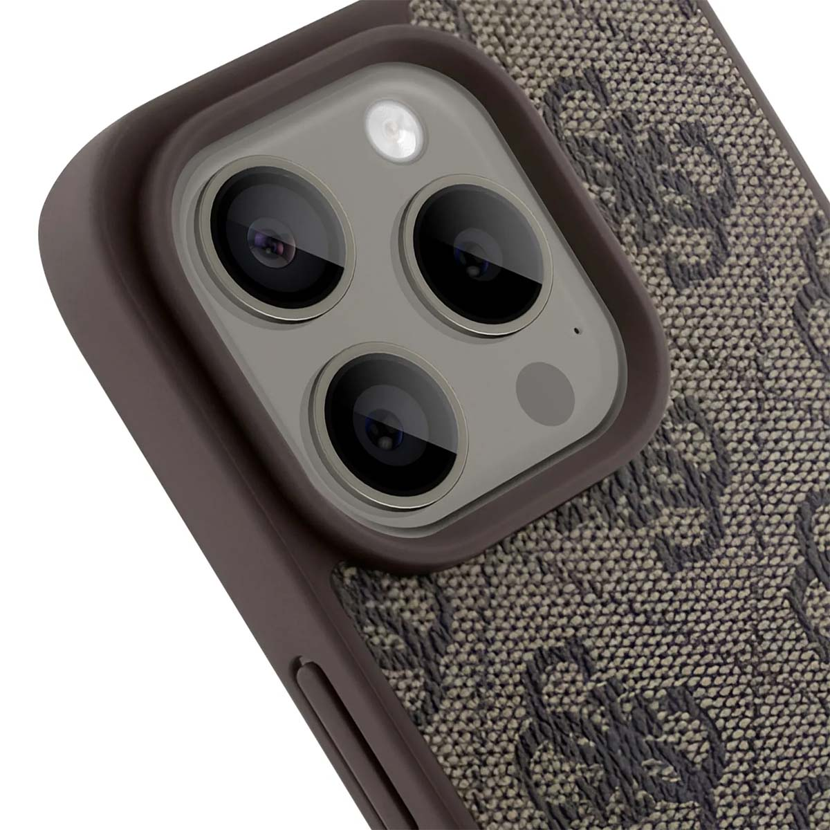 Primo piano di una custodia marrone per telefono con modulo fotocamera. La custodia ha un design in tessuto fantasia. Il modulo ha tre lenti.