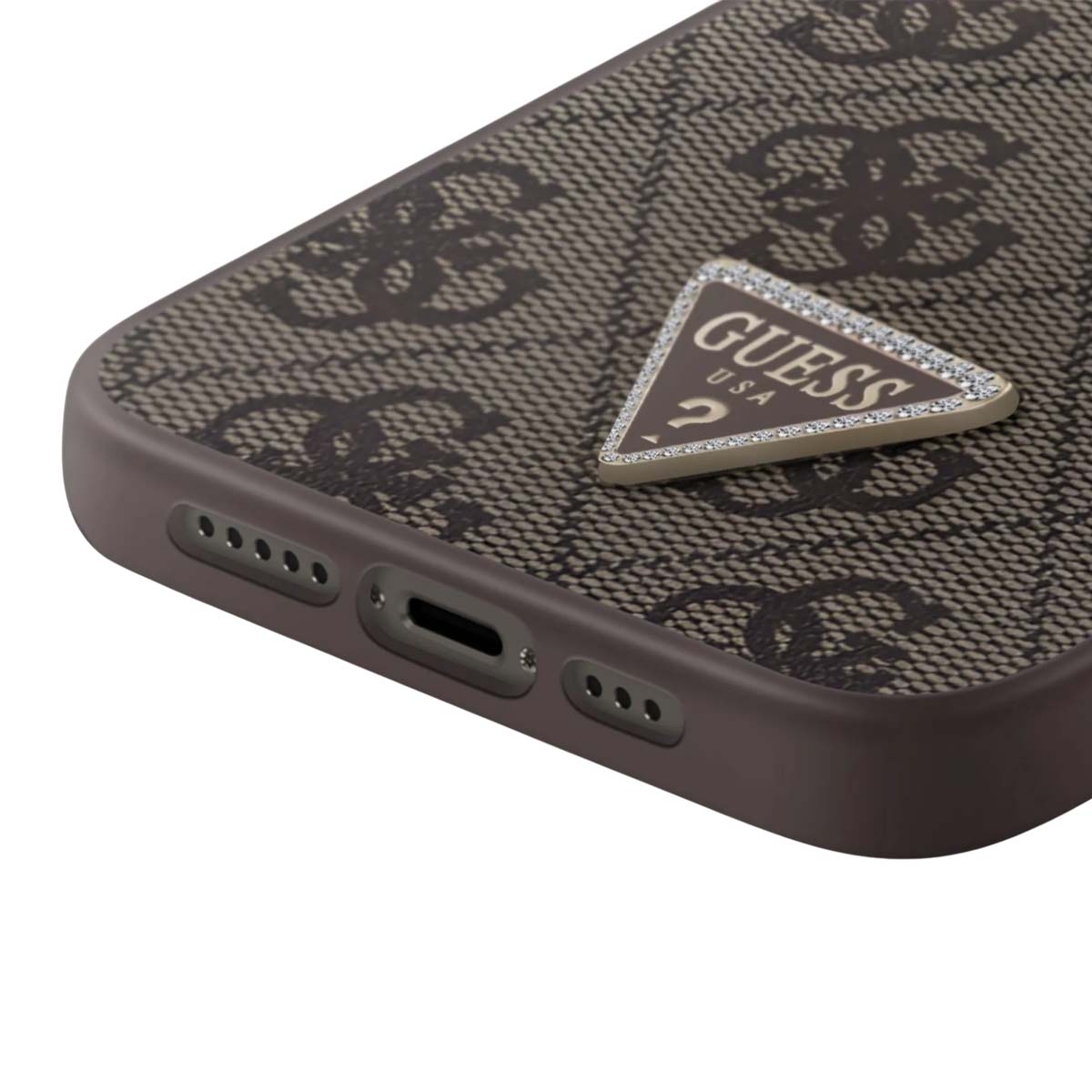 Primo piano di una custodia per telefono Guess. La custodia è marrone con il logo Guess. La custodia ha un motivo strutturato e un bordo marrone.
