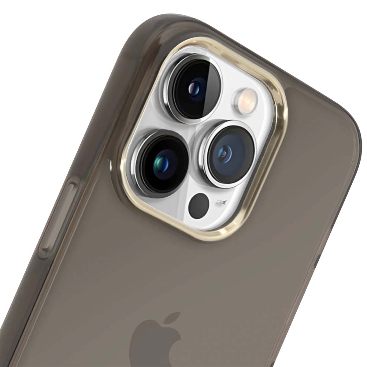 Primo piano di un telefono con tre obiettivi. Il telefono ha una custodia grigio scuro con un bordo dorato per la fotocamera.
