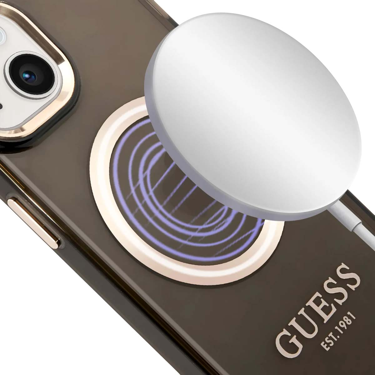 Una custodia per telefono con un caricatore magnetico. La custodia è marrone con il logo Guess. Il caricatore è bianco e rotondo.