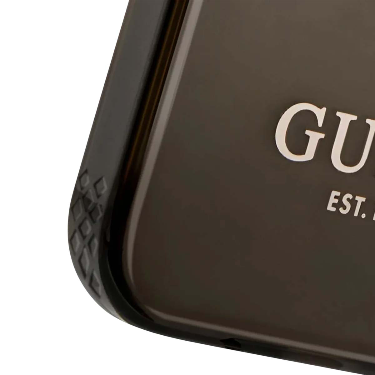 Primo piano di una custodia per telefono scura con logo 'GUESS' bianco. La custodia ha un angolo strutturato e una finitura lucida.