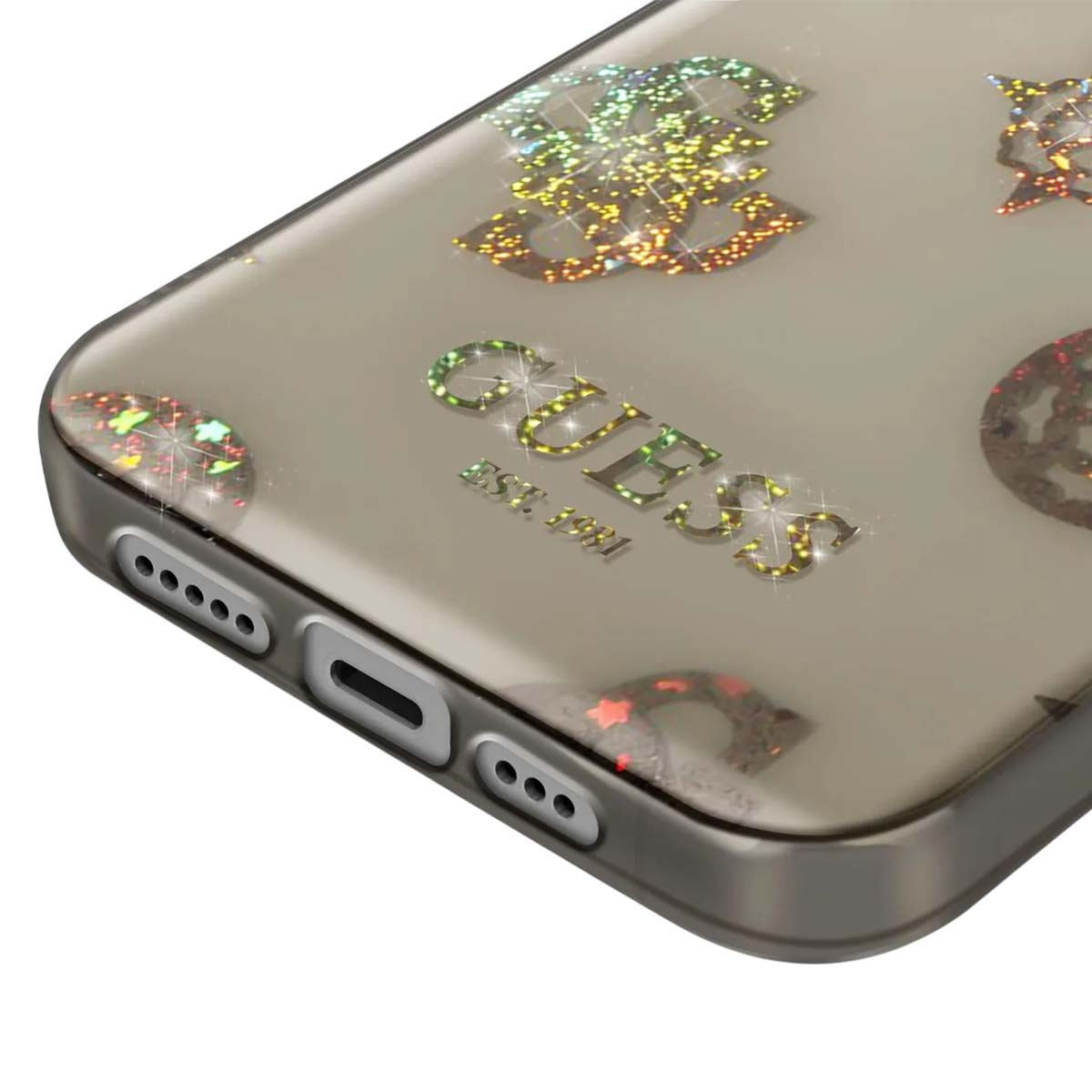 Primo piano di una custodia per telefono con il logo 'GUESS' e dettagli glitterati. La custodia è trasparente con bordo scuro.