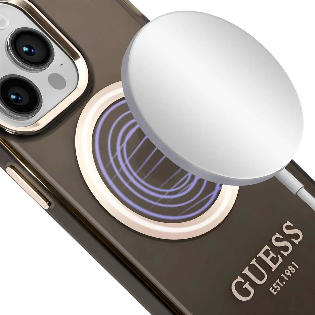Una custodia per telefono con un caricatore magnetico collegato. La custodia è marrone con il logo Guess. Il caricatore è bianco e rotondo.