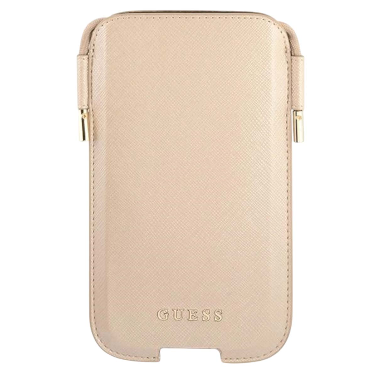 Eine beige Guess-Handyhülle. Sie hat eine rechteckige Form mit abgerundeten Ecken. Der Markenname befindet sich unten.