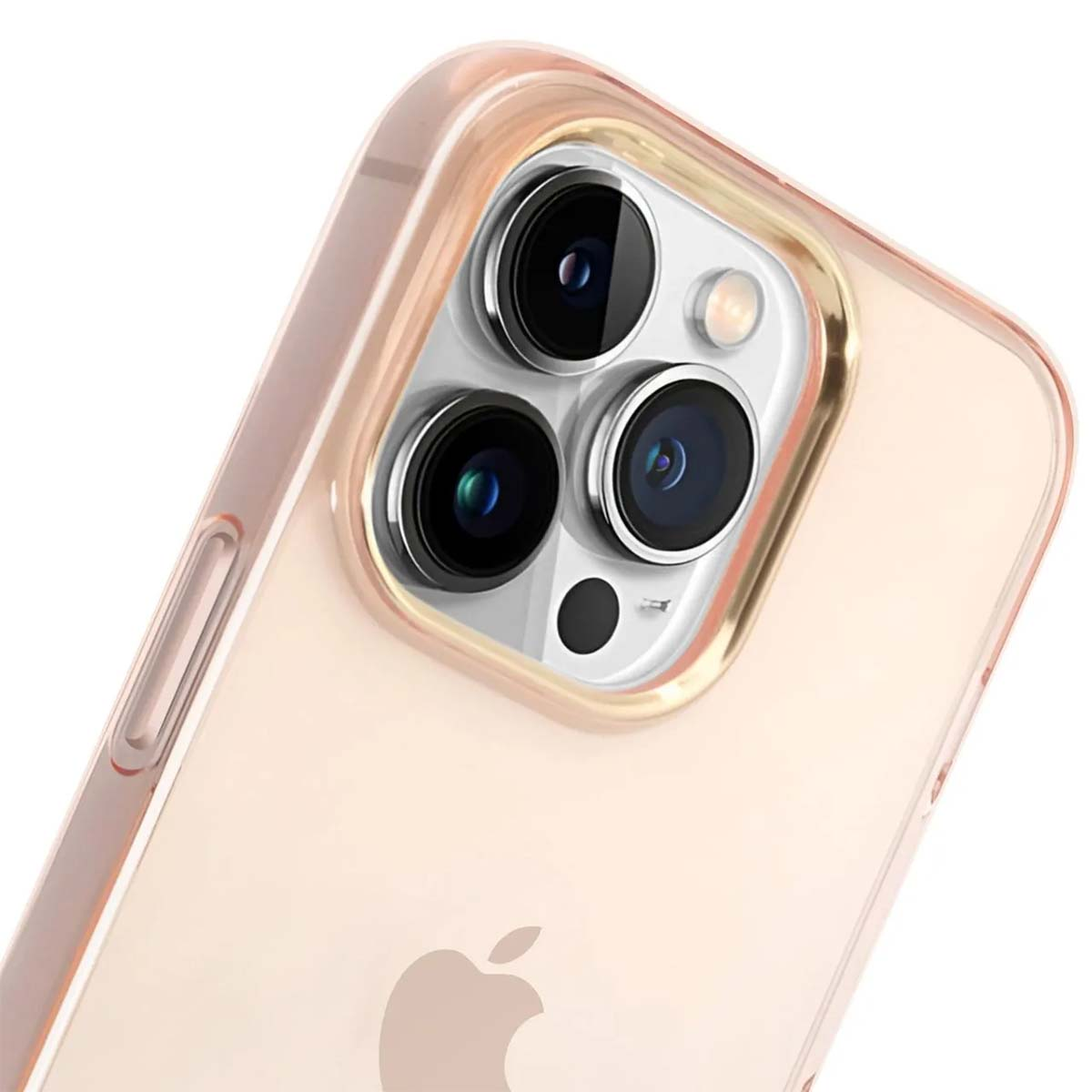 Primo piano di una custodia rosa per iPhone con tre obiettivi e un logo Apple. La custodia ha un design trasparente color rosa.