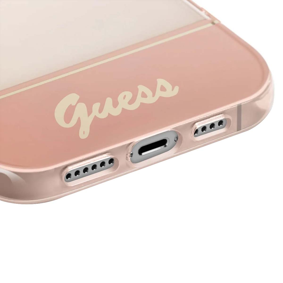 Primo piano di una custodia per telefono rosa. La parola "Guess" è scritta sopra. Sono visibili le porte e il bordo della custodia.