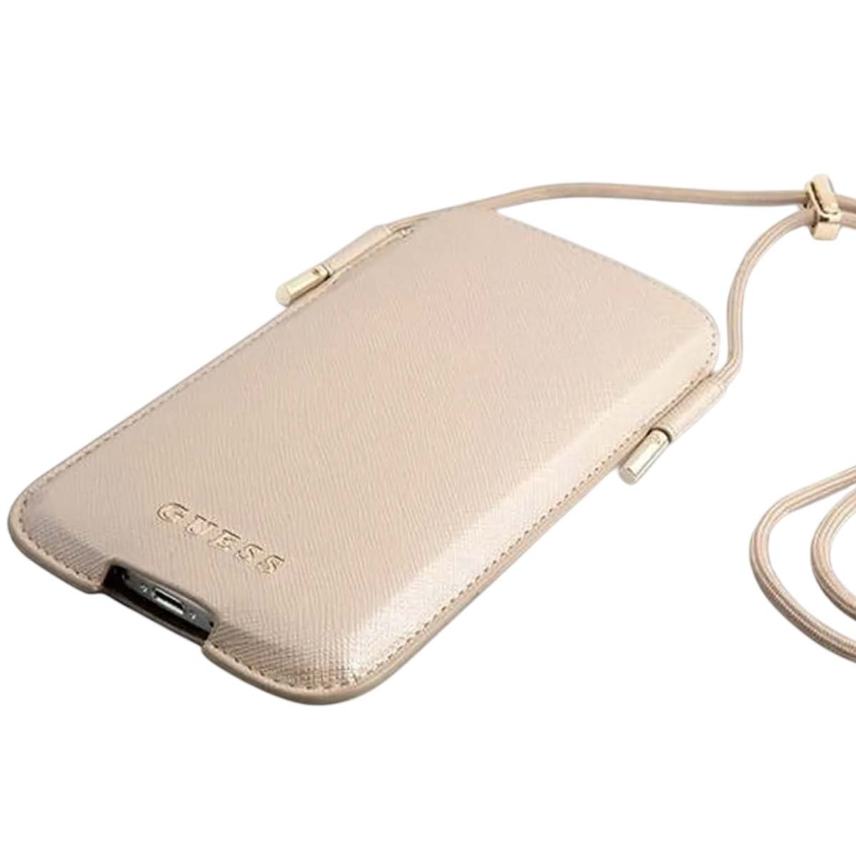 Beige Guess-Handyhülle mit Trageriemen. Rechteckig mit Guess-Logo, Metallakzente und Kordel.
