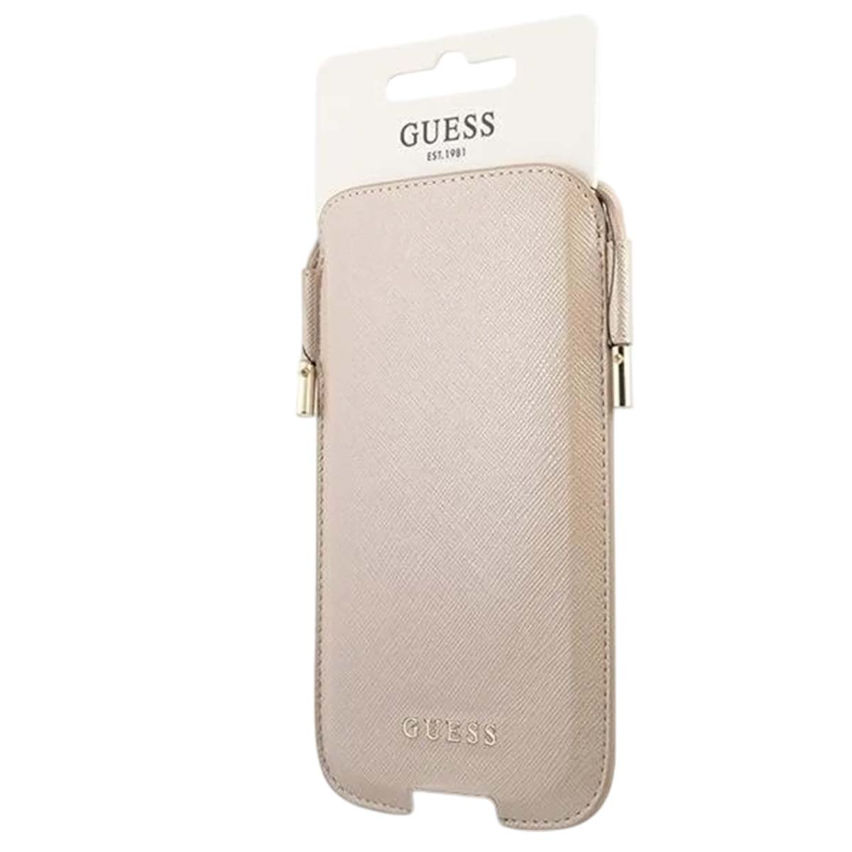 Eine beige Guess-Handyhülle mit einer angebrachten weißen Karte. Die Hülle ist rechteckig mit dem Guess-Logo.