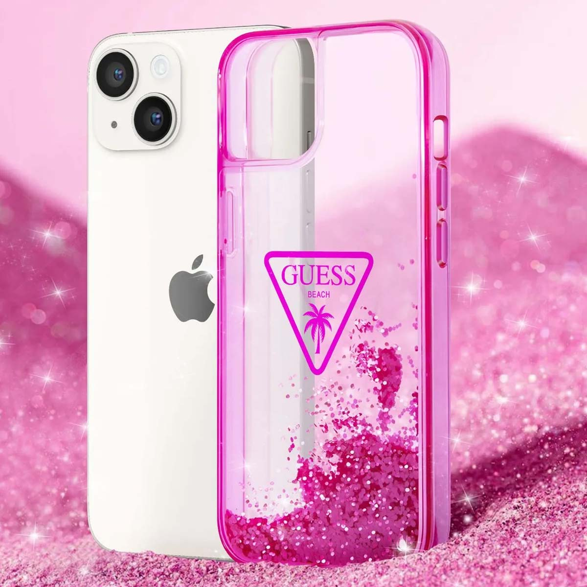 Un iPhone con una custodia Guess rosa. La custodia ha un logo e glitter. Lo sfondo è glitter rosa.