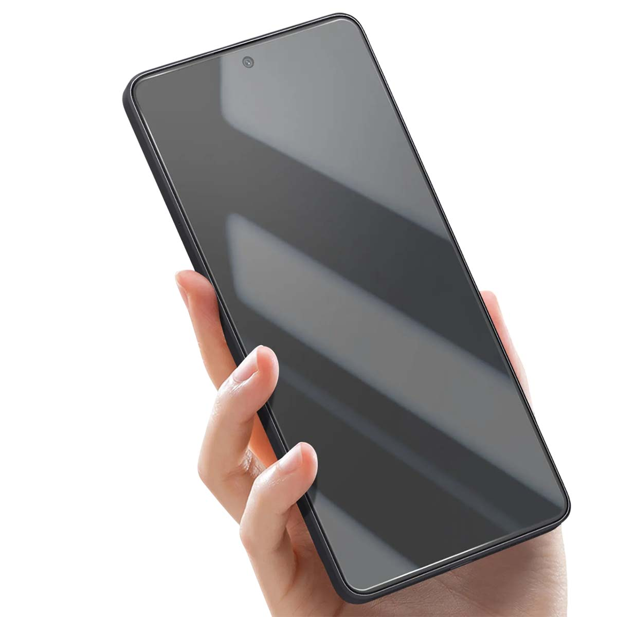 Una mano tiene uno smartphone nero. Lo schermo è scuro, con una fotocamera in alto. Lo sfondo è bianco.