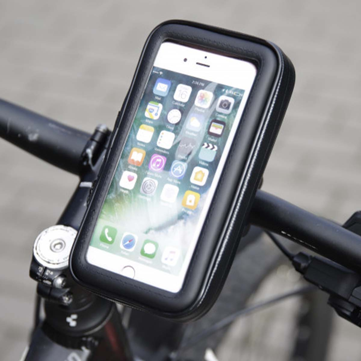 Ein Smartphone in einer schwarzen Hülle ist an einem Fahrradlenker befestigt. Das Telefon zeigt App-Symbole an. Der Hintergrund ist unscharf.