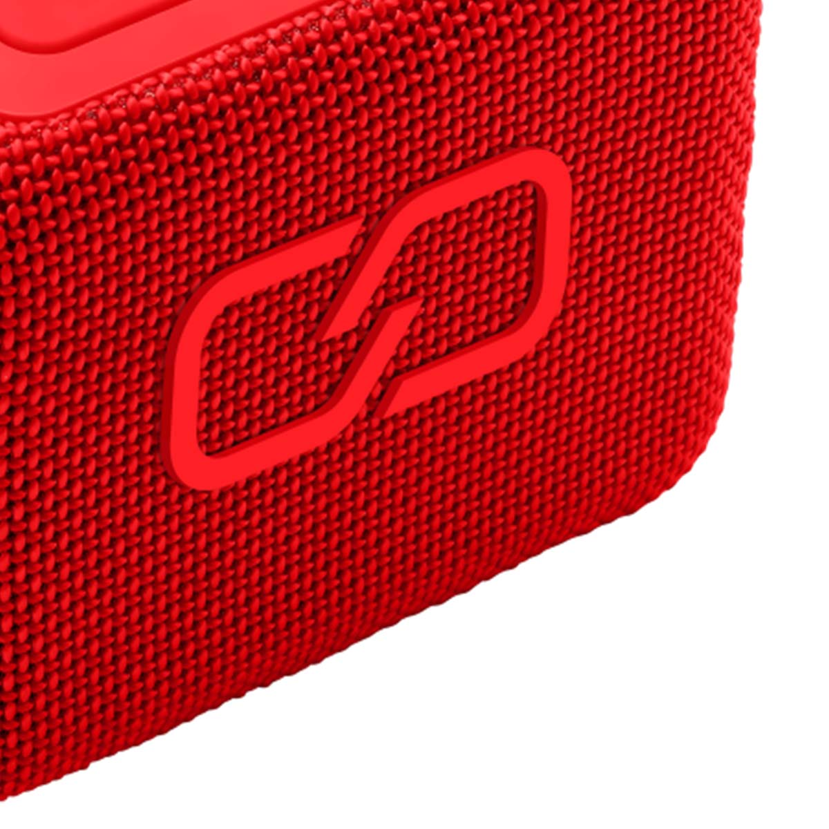 Primer plano de un altavoz rojo con superficie texturizada. Un logotipo rojo está en el altavoz. Fondo blanco.