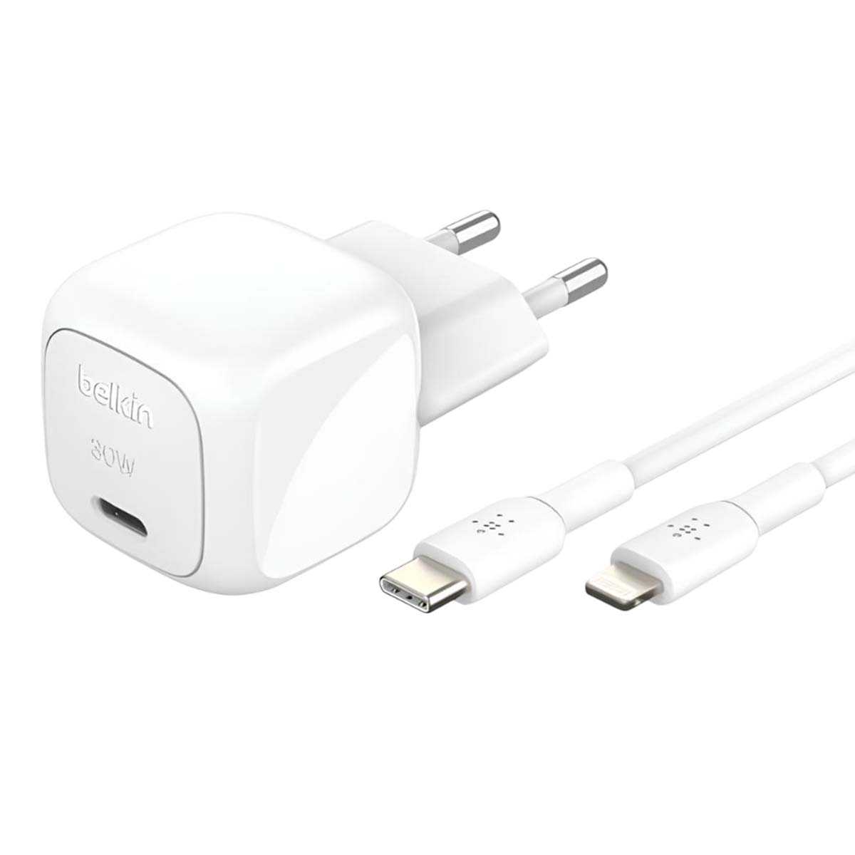 Un caricabatterie Belkin 30W bianco con spina e due cavi di ricarica bianchi con diversi connettori.