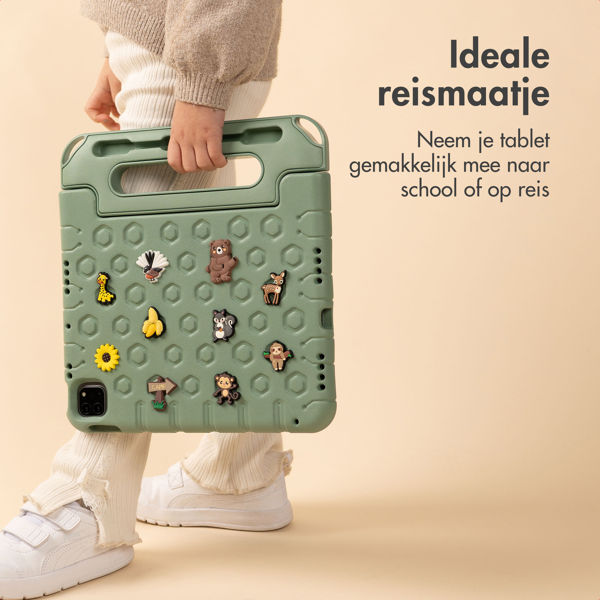 Een kind houdt een groene tablethoes vast die is versierd met dierenbedels. De achtergrond is crèmekleurig met Nederlandse tekst.