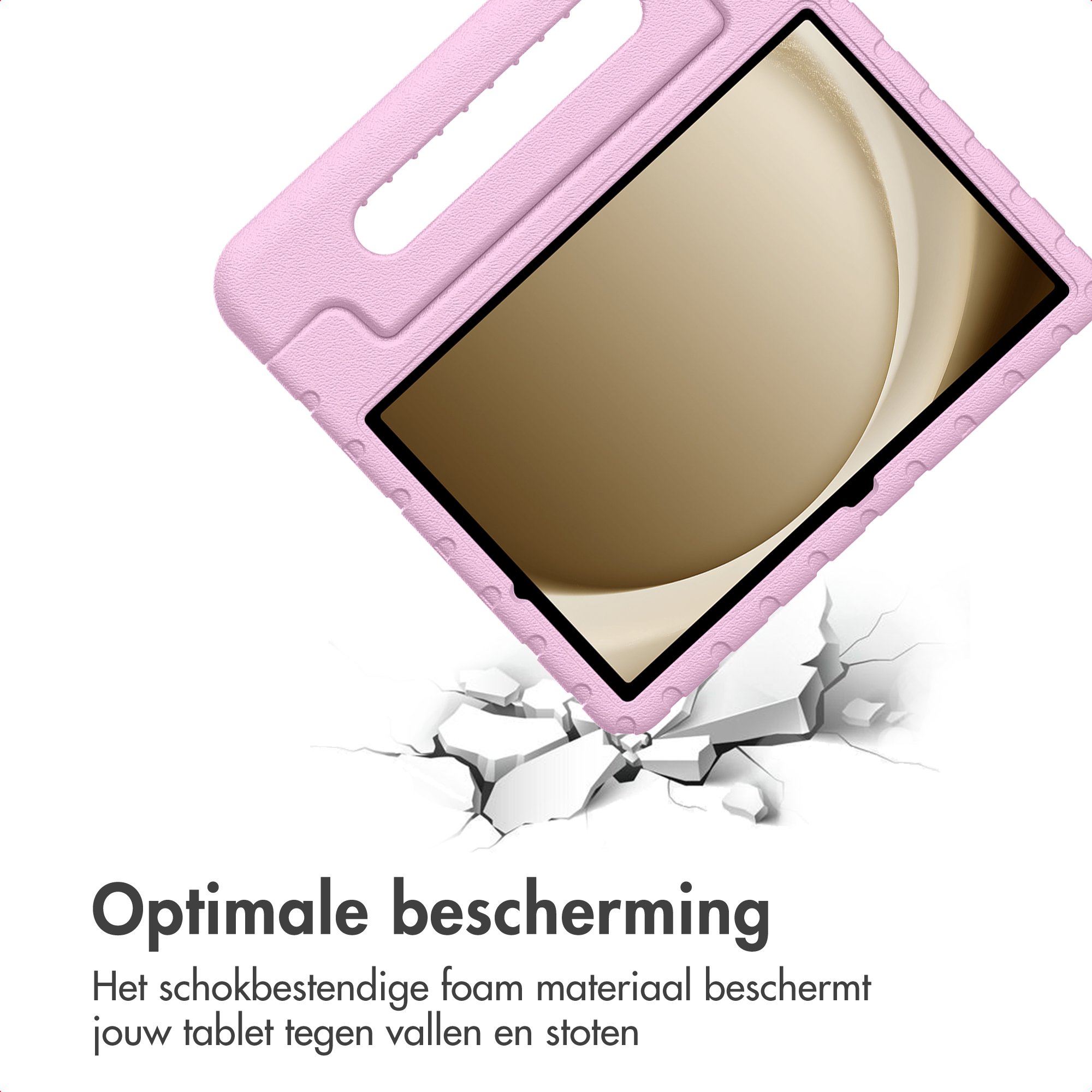 Een roze tablethoes wordt getoond, die een tablet gedeeltelijk bedekt. De hoes bevindt zich boven een gebarsten oppervlak.