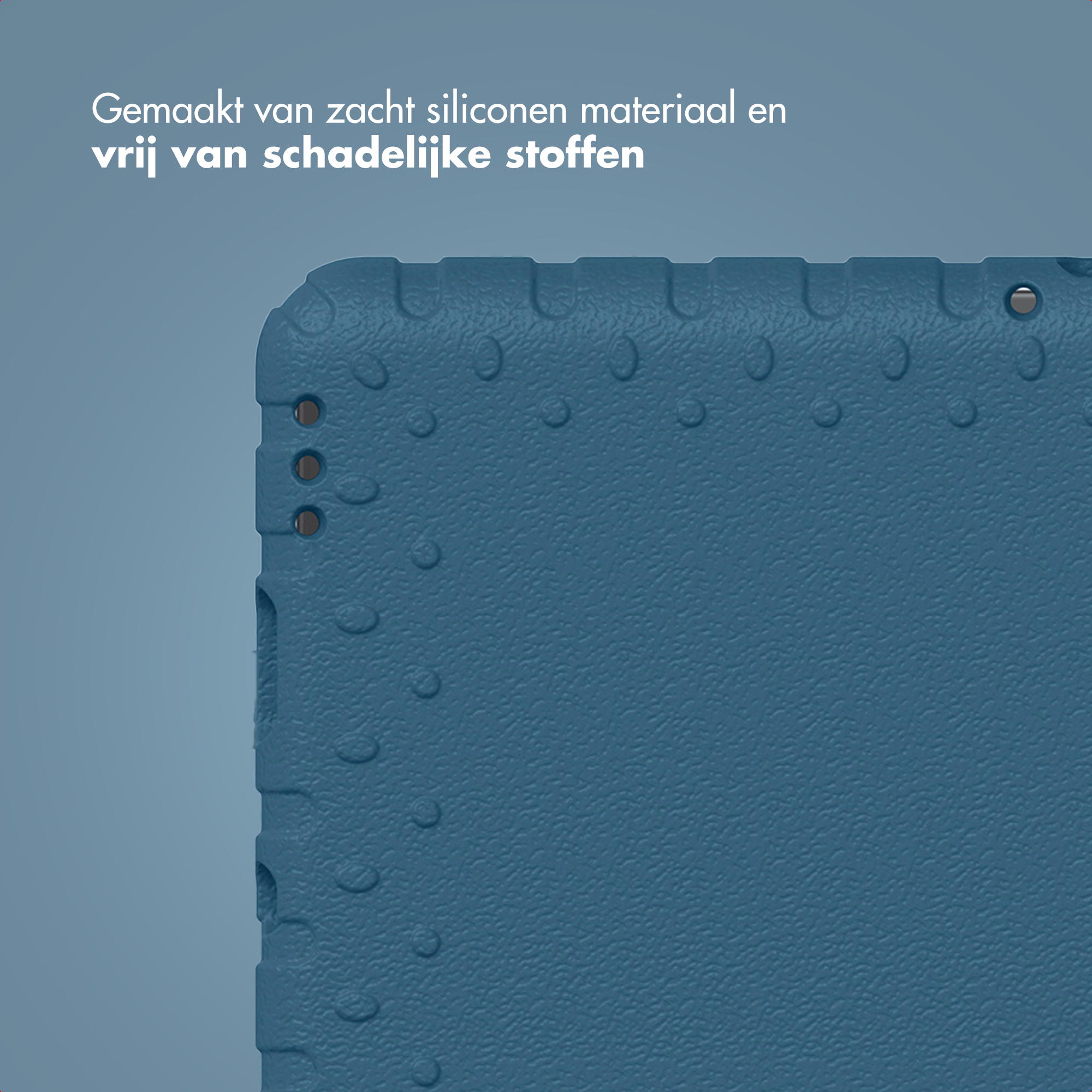 Close-up van een blauwe siliconen hoes. Het heeft een getextureerd oppervlak met kleine gaatjes. Tekst zegt dat het zacht is.