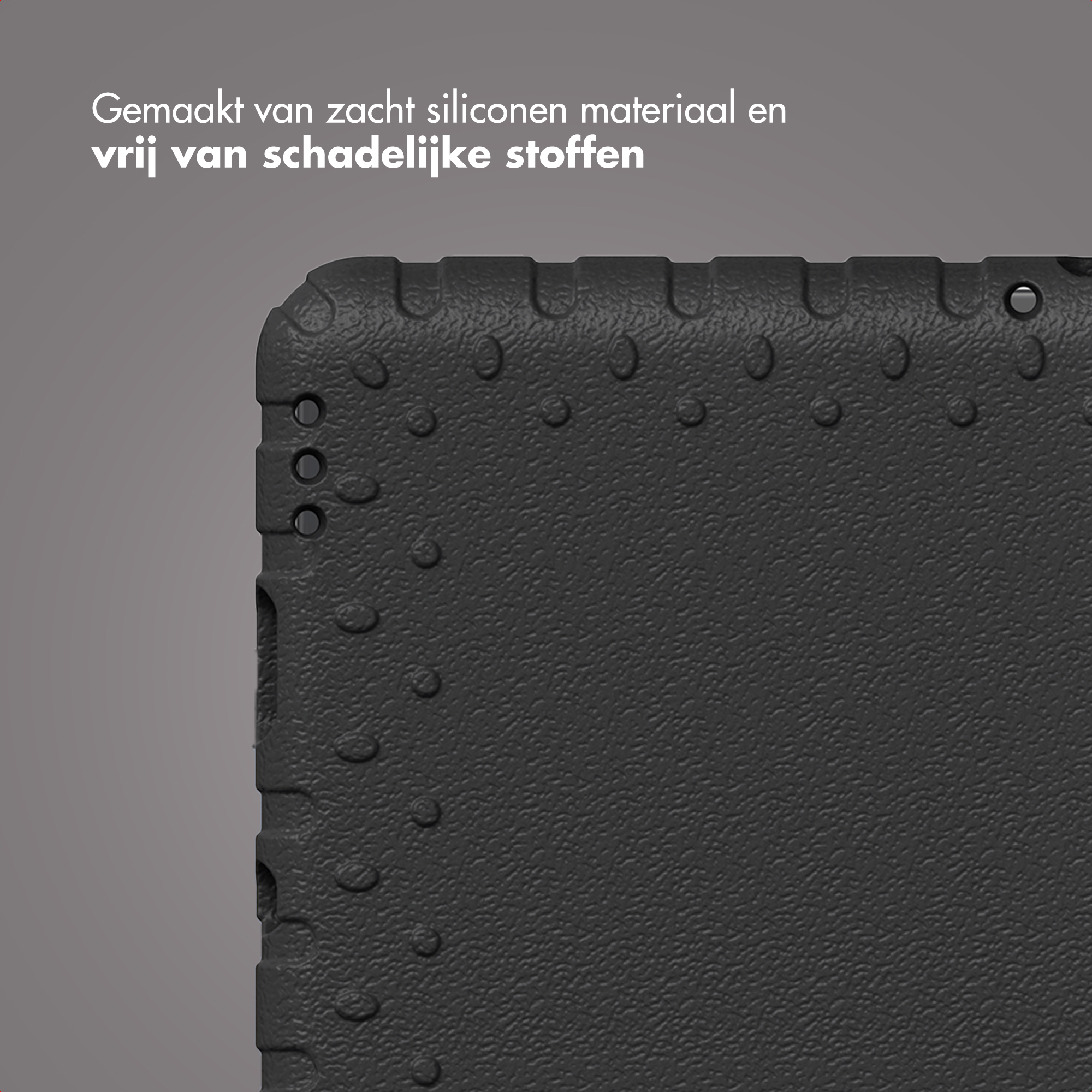 Close-up van een zwarte, getextureerde oppervlakte met afgeronde randen. Gaten en tekst zijn zichtbaar bovenaan.