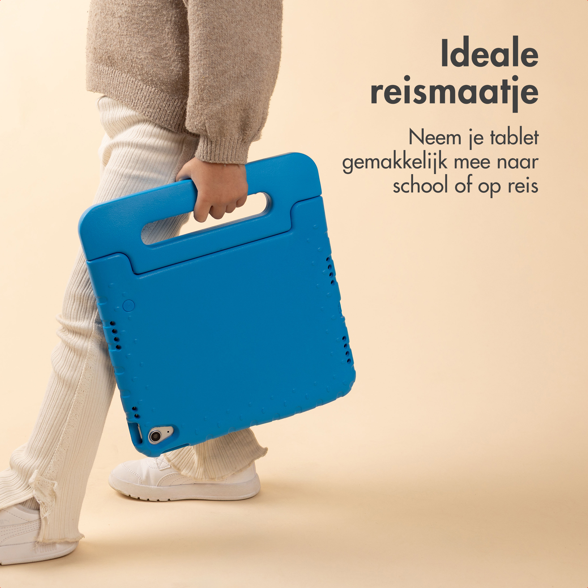 Een kind houdt een blauwe tablethoes vast. De tekst 'Ideale reisgenoot' is zichtbaar.