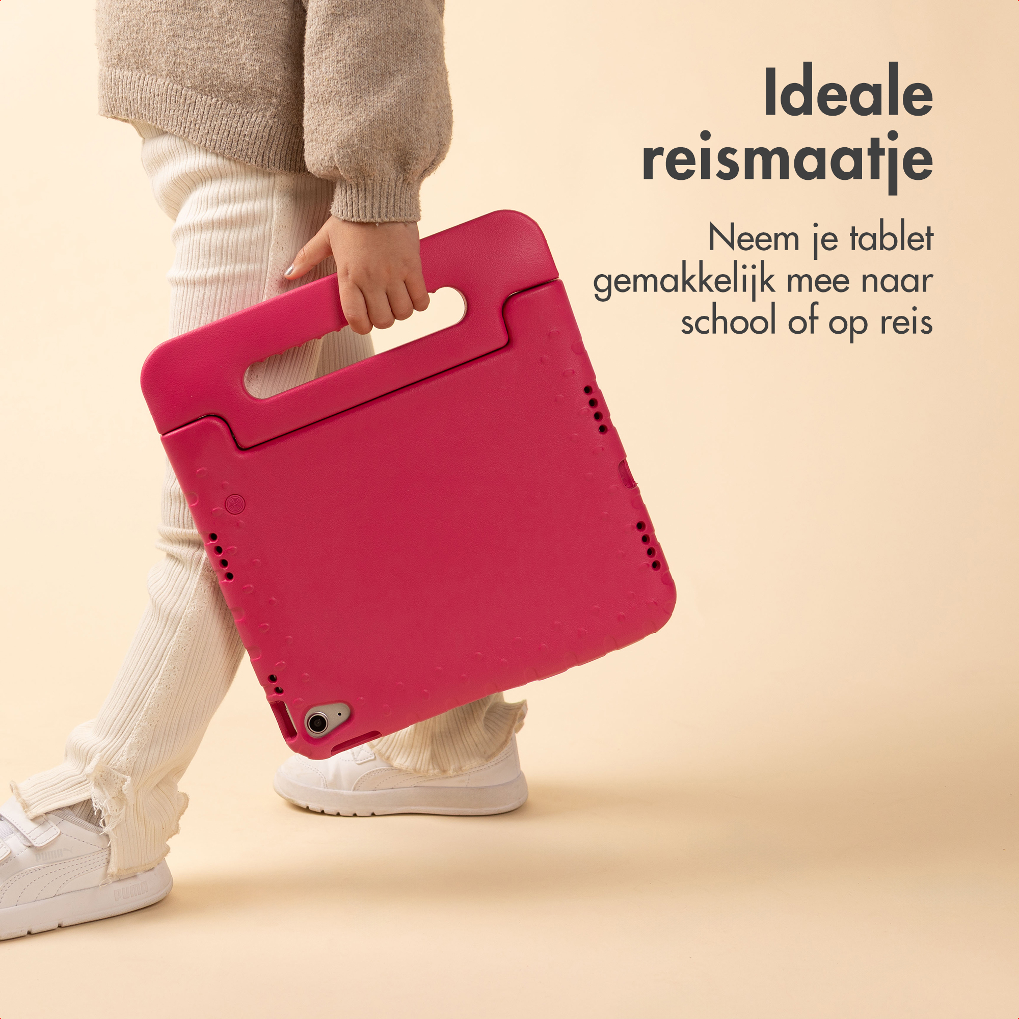 Een kind loopt met een roze tablethoes. De hoes heeft een handvat. Tekst in het Nederlands: 'Ideale reisgenoot'.
