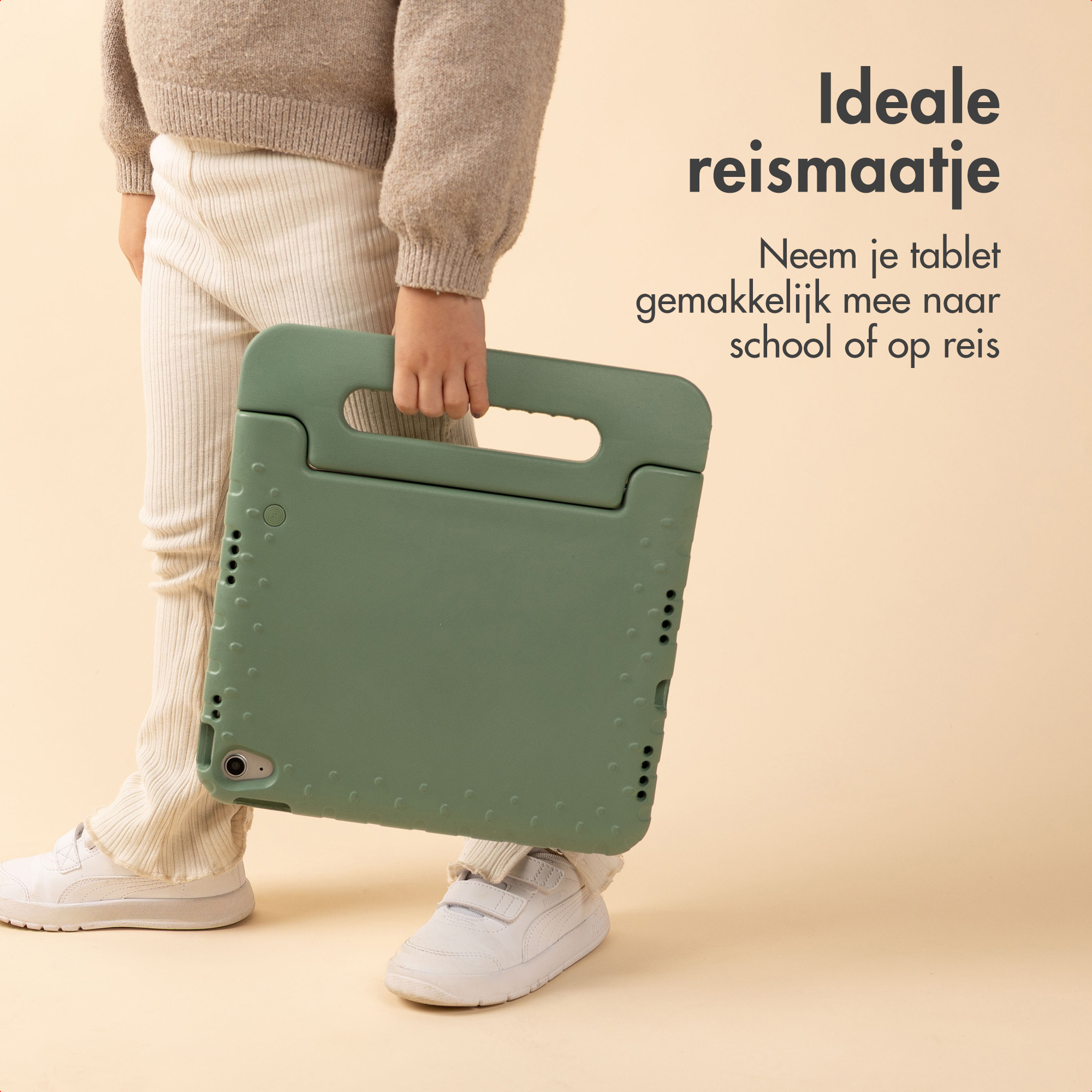Een kind houdt een groene tablethoes vast. De tekst luidt 'Ideale reisgenoot'. De achtergrond is beige.