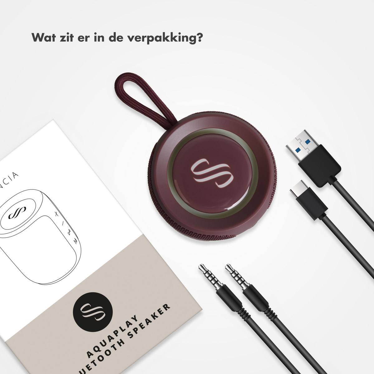 Een bordeauxrode Aquaplay-luidspreker, een handleiding, USB- en Type-C-kabels en twee audio jacks. Alles op een witte achtergrond.
