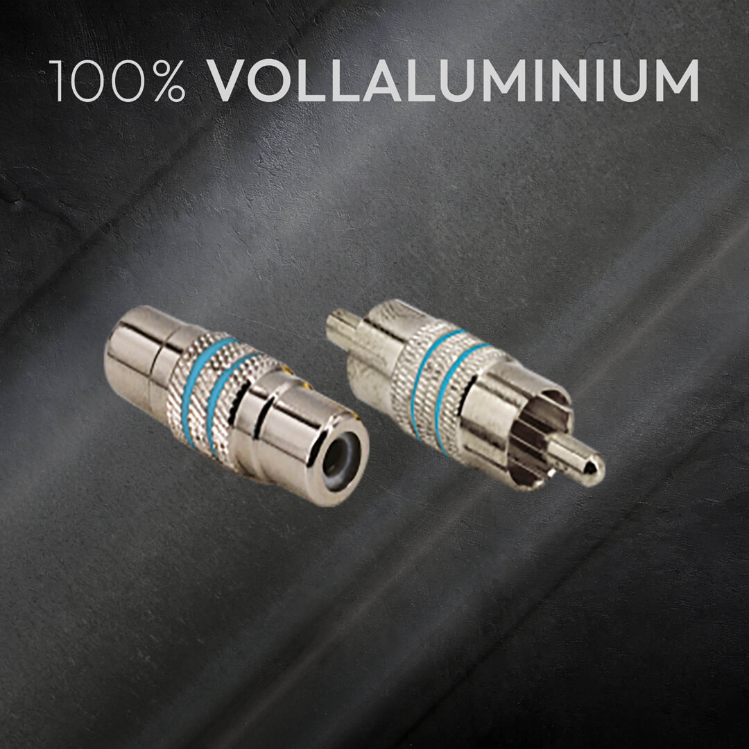 Zwei metallische Cinch-Stecker mit blauen Ringen auf dunklem Hintergrund. Text '100% VOLLALUMINIUM' oben.