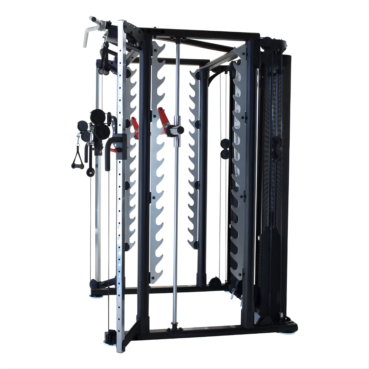 Een zwart-zilveren gewichts machine. Het heeft talloze staven, haken en kabels voor diverse oefeningen. Rode handvatten zijn zichtbaar.