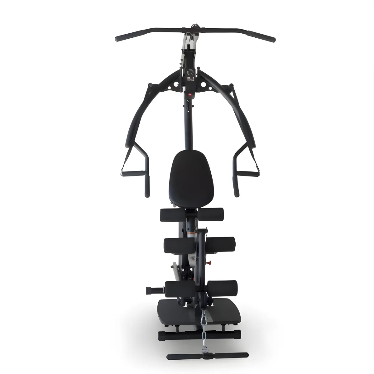 Eine schwarze Multi-Gym-Maschine. Sie hat einen Sitz, Armstützen, Gewichtspads und eine Klimmzugstange oben, auf weißem Hintergrund.