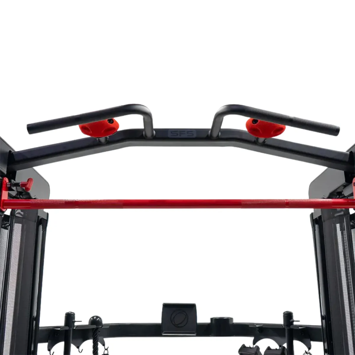 Nahaufnahme einer schwarz-roten Trainingsmaschine. Merkmale sind eine rote Stange, schwarze Griffe und rote Griffe. Der Hintergrund ist weiß.