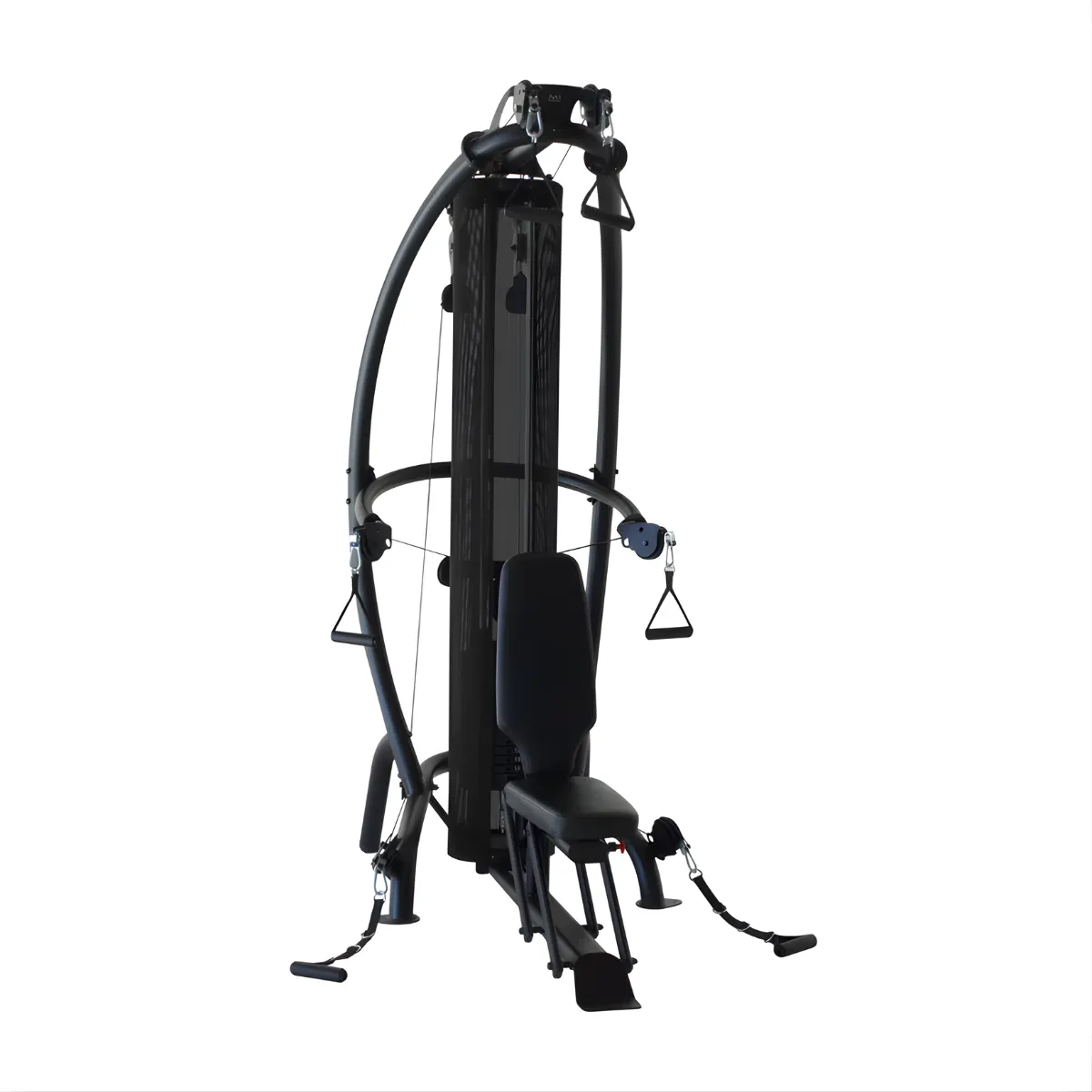 Een zwarte multi-gym machine. Hij heeft kabels, katrollen en een stoel. De achtergrond is wit.