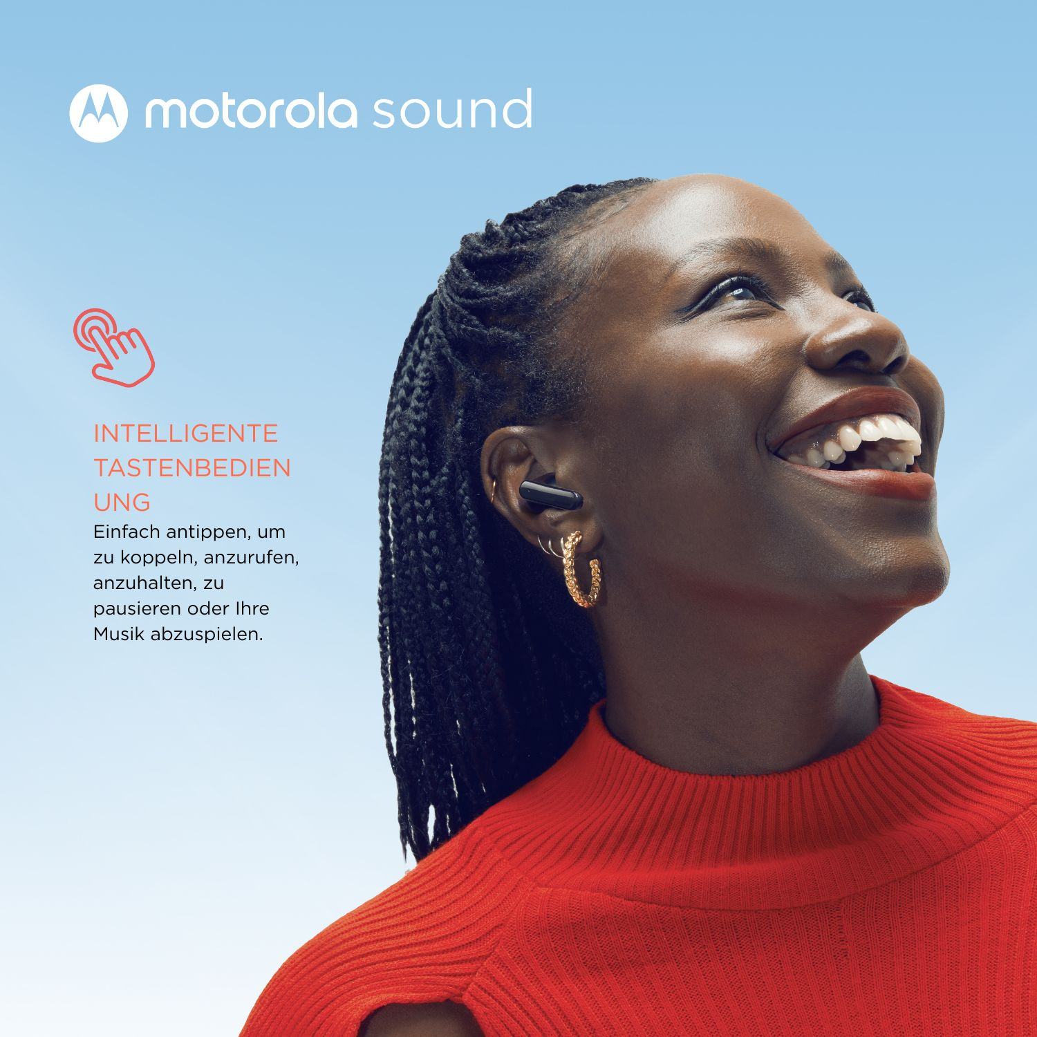 Una mujer negra sonriente con auriculares, aretes dorados y un suéter rojo mira hacia arriba. El logotipo de Motorola Sound está arriba a la izquierda.