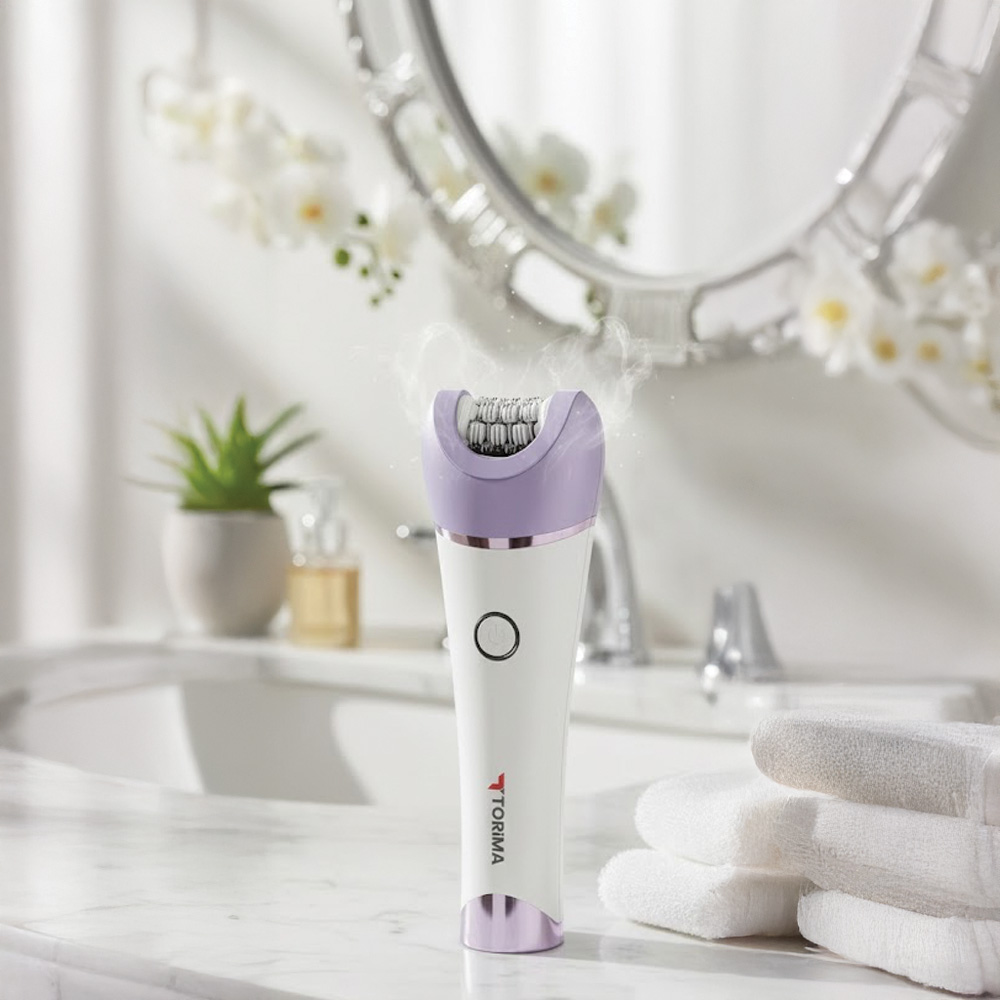 Beyaz ve mor epilatör, buhar, banyo, ayna, lavabo, havlular ve arka planda çiçekler.