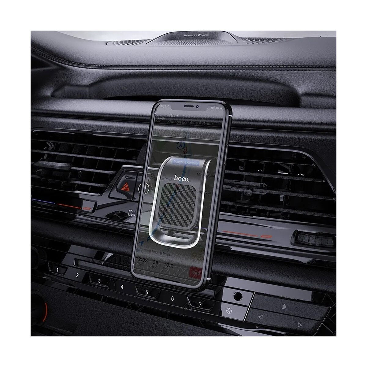 Ein Telefon in einer Autohalterung zeigt eine Navigations-App an. Das Armaturenbrett des Autos ist schwarz.