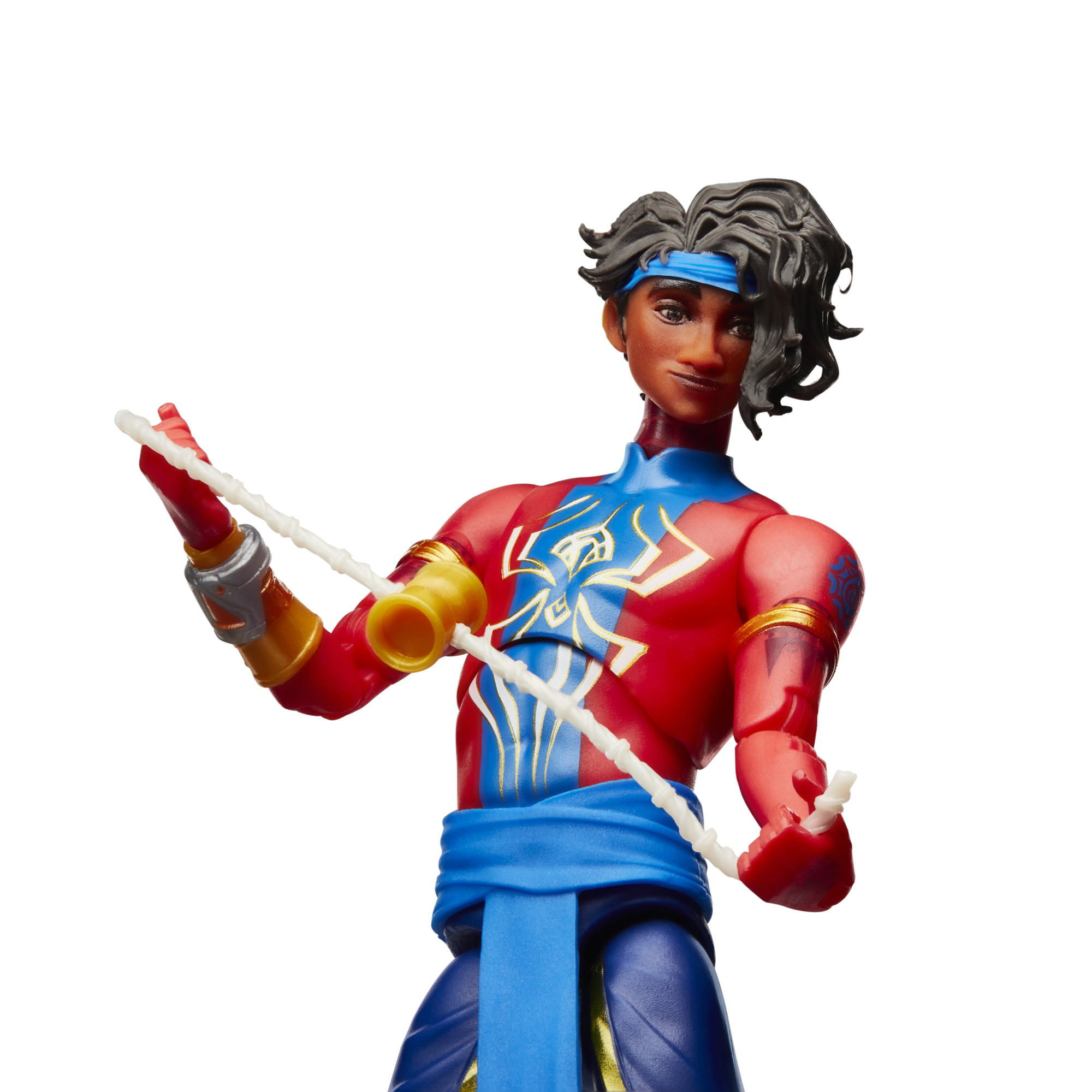 Figura de acción de un superhéroe en rojo, azul y dorado. Sosteniendo una cuerda blanca. Cabello oscuro, diadema azul y fondo blanco.