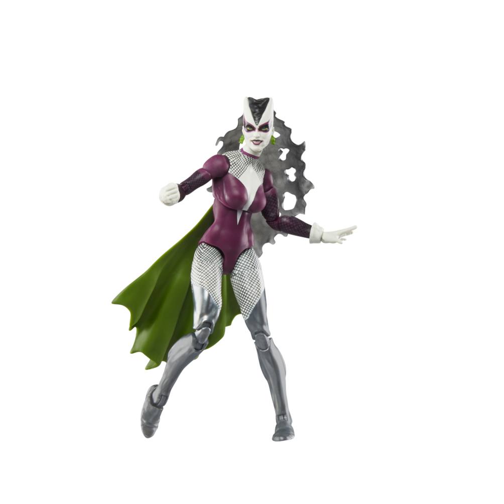 Una figura de acción femenina con un disfraz morado y plateado con una capa verde. Tiene guantes blancos y pintura facial, posando sobre fondo blanco.