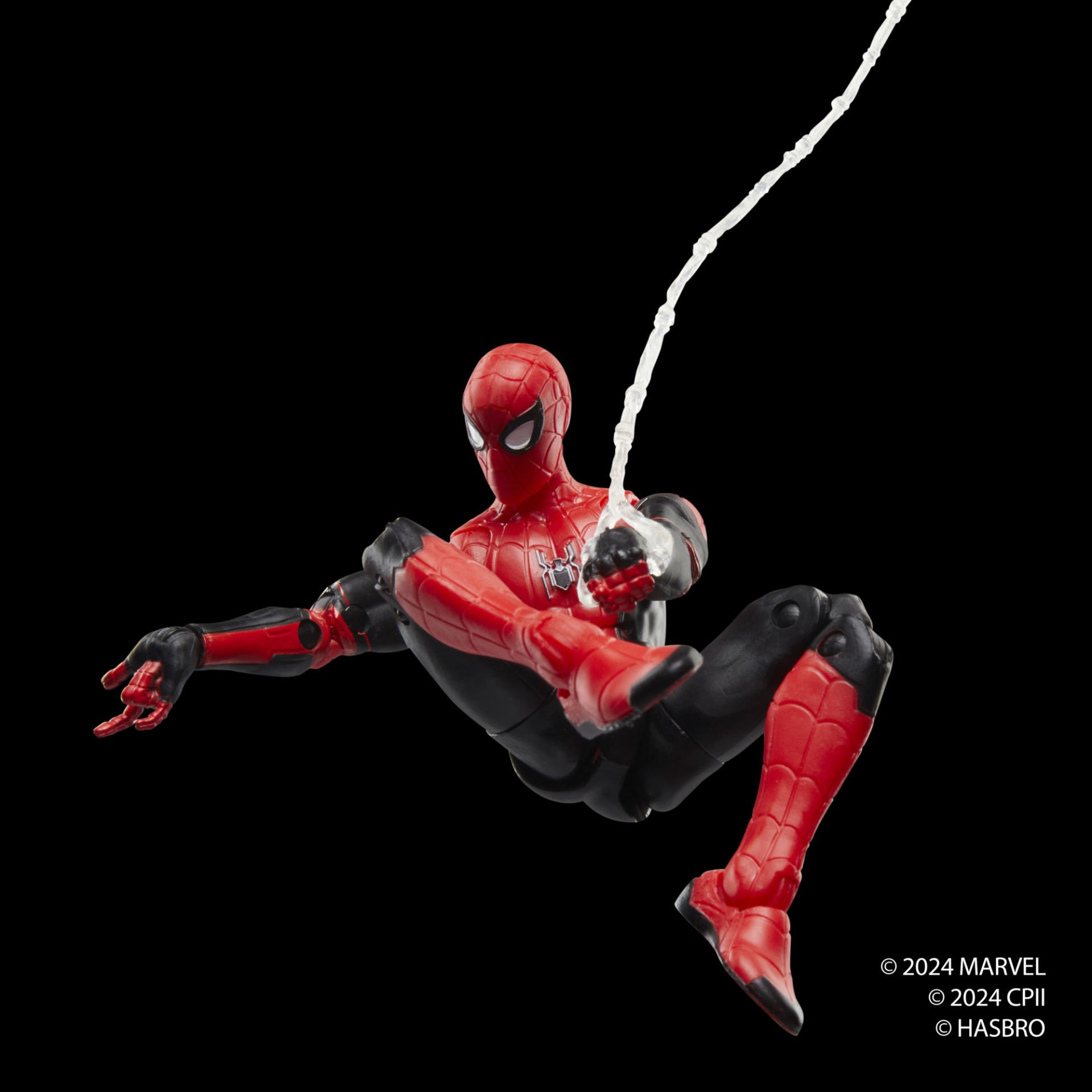 Figura de acción de Spider-Man con traje rojo y negro, colgado de una telaraña sobre fondo negro. Avisos de copyright.