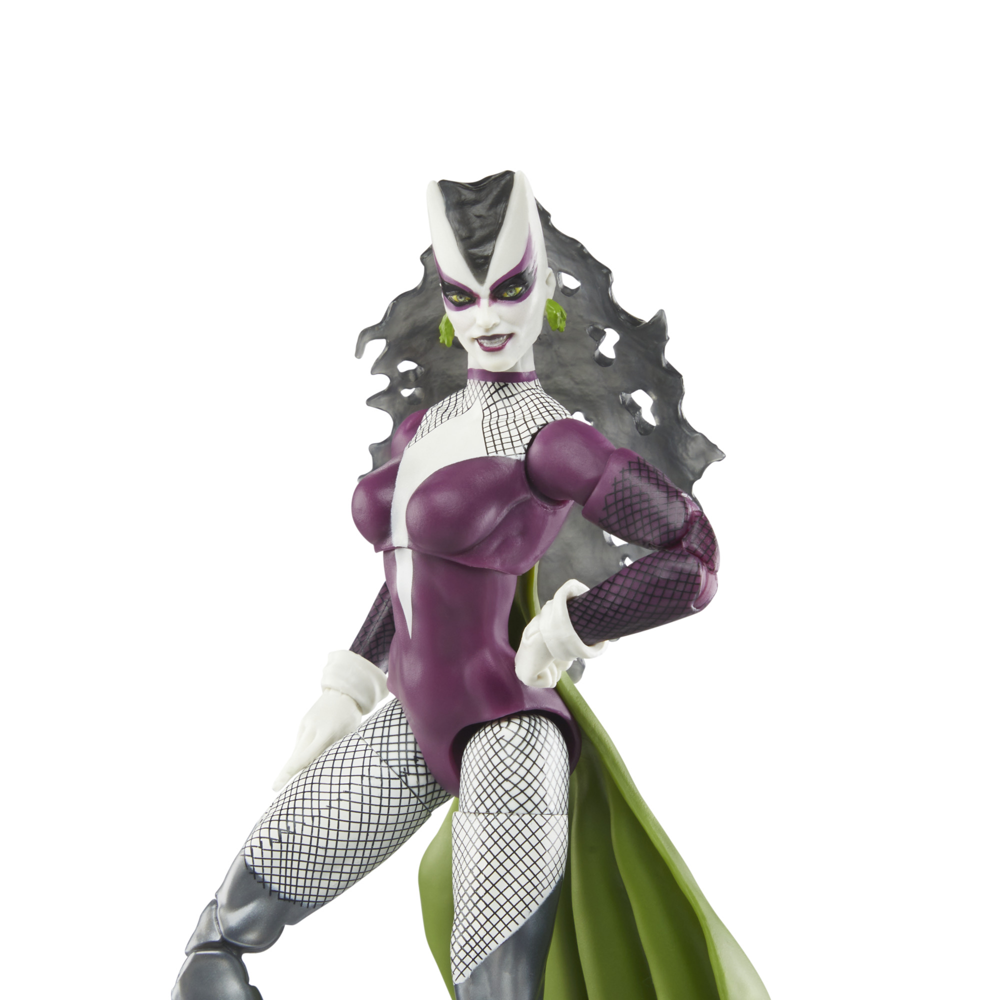 Una figura de acción femenina con traje morado, medias de red, capa verde. Tiene pelo blanco y guantes blancos.