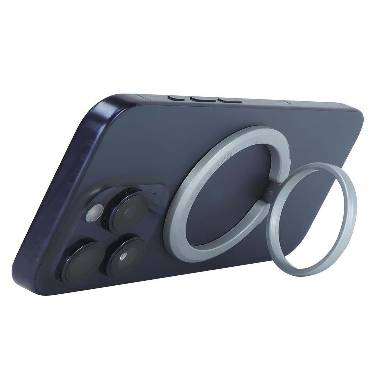 Un telefono blu scuro con un supporto ad anello argentato. Il telefono ha tre obiettivi. Il supporto ad anello ha la scritta "IN CHINA".