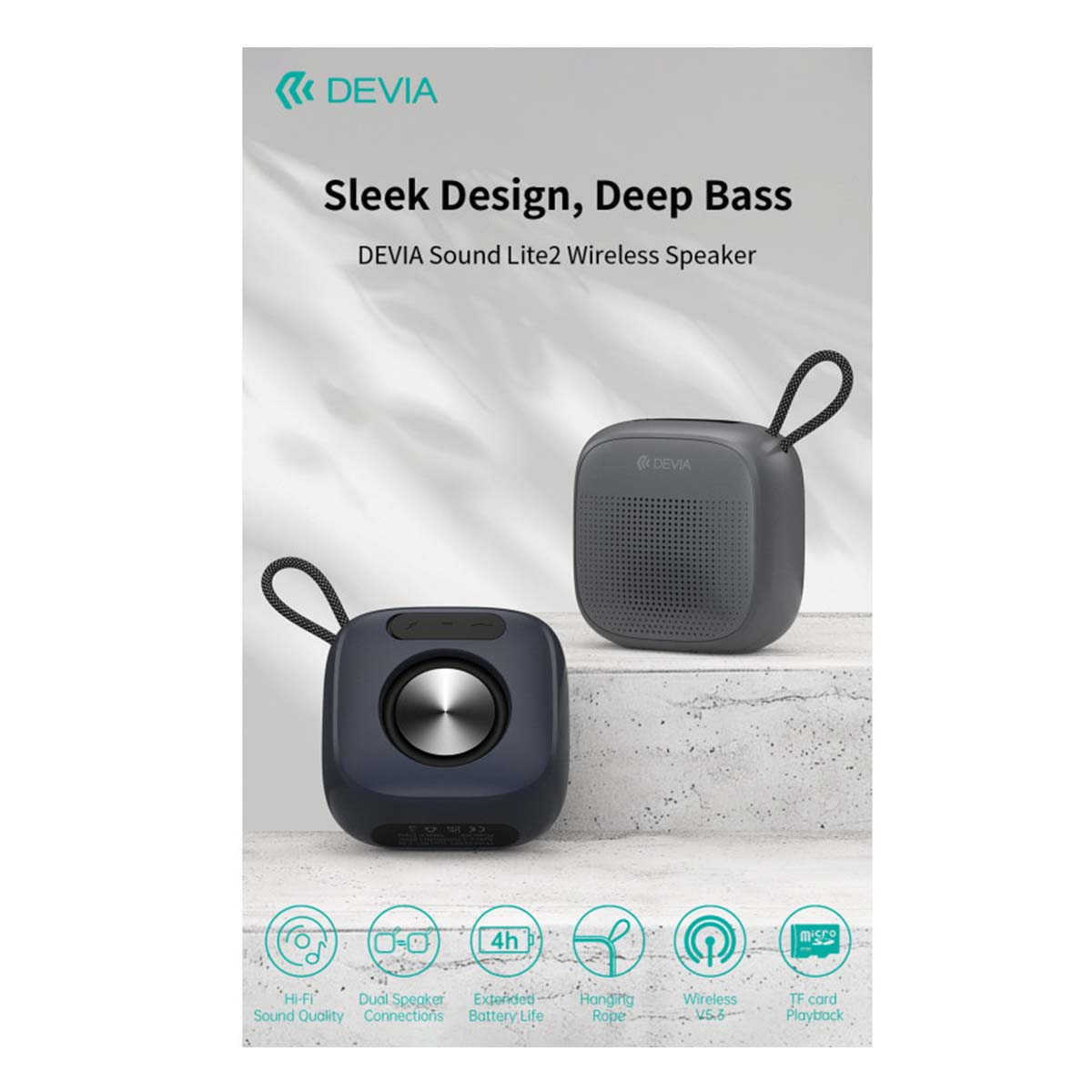 Due altoparlanti wireless grigi Devia Sound Lite2. Uno è rivolto in avanti, l'altro è angolato. Le caratteristiche sono mostrate sotto gli altoparlanti.