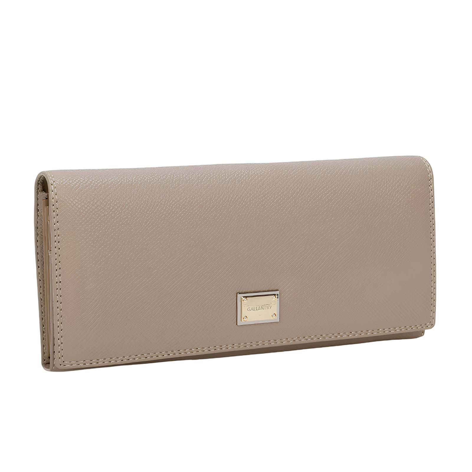 Un portafoglio rettangolare in pelle beige, con una piccola placca dorata con la scritta 'GALLANTRY' sul davanti.
