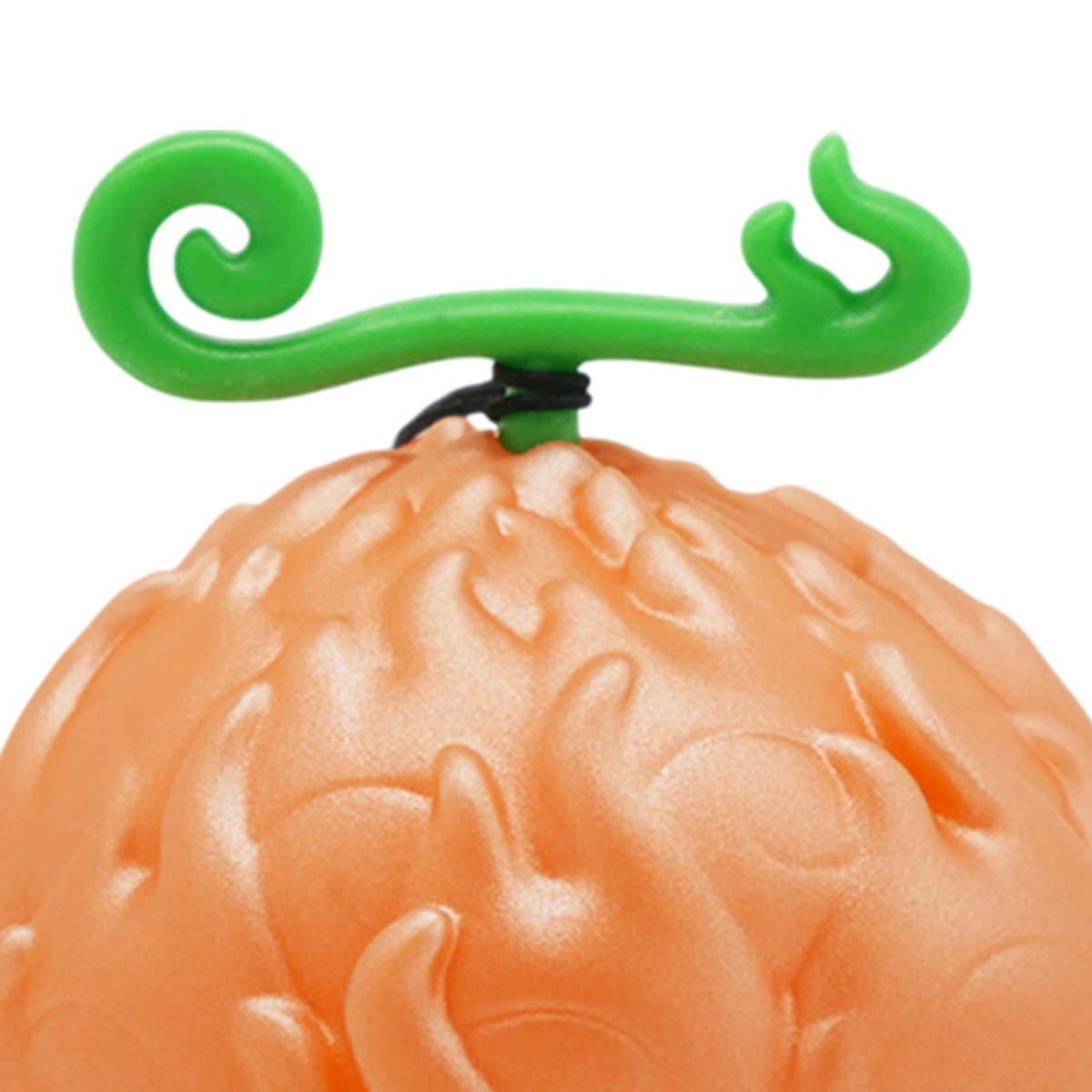 Un oggetto arancione, strutturato, simile a un frutto, con un gambo verde e una parte superiore riccia. Il gambo è fissato da una fascia nera.