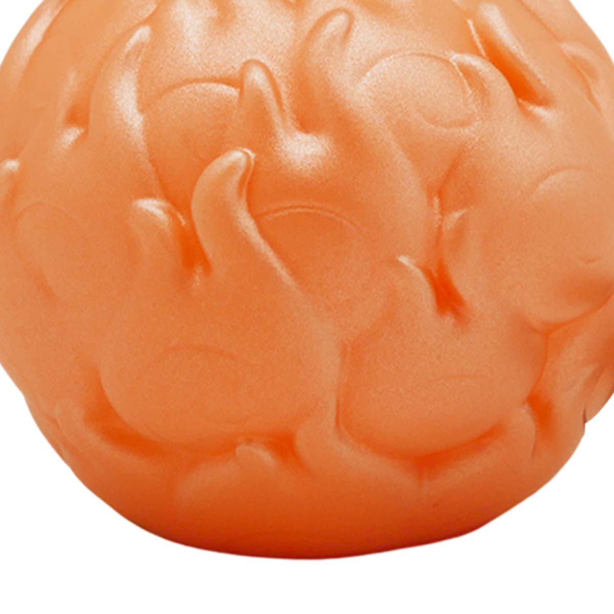 Primo piano di un oggetto arancione arrotondato e strutturato con forme irregolari a forma di fiamma. Lo sfondo è bianco.