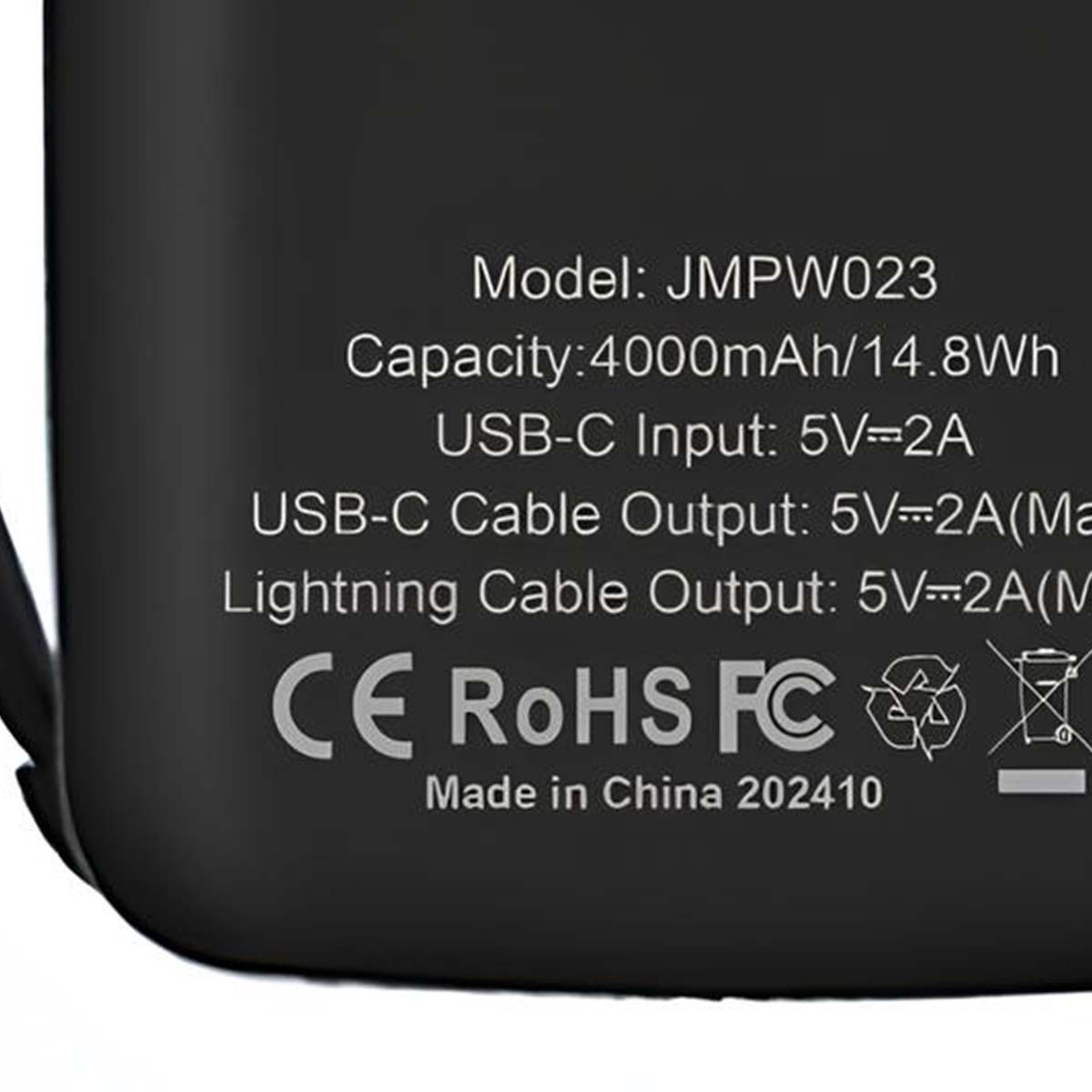 Batterie externe noire avec texte blanc détaillant le modèle, la capacité et les spécifications de sortie, ainsi que les certifications.