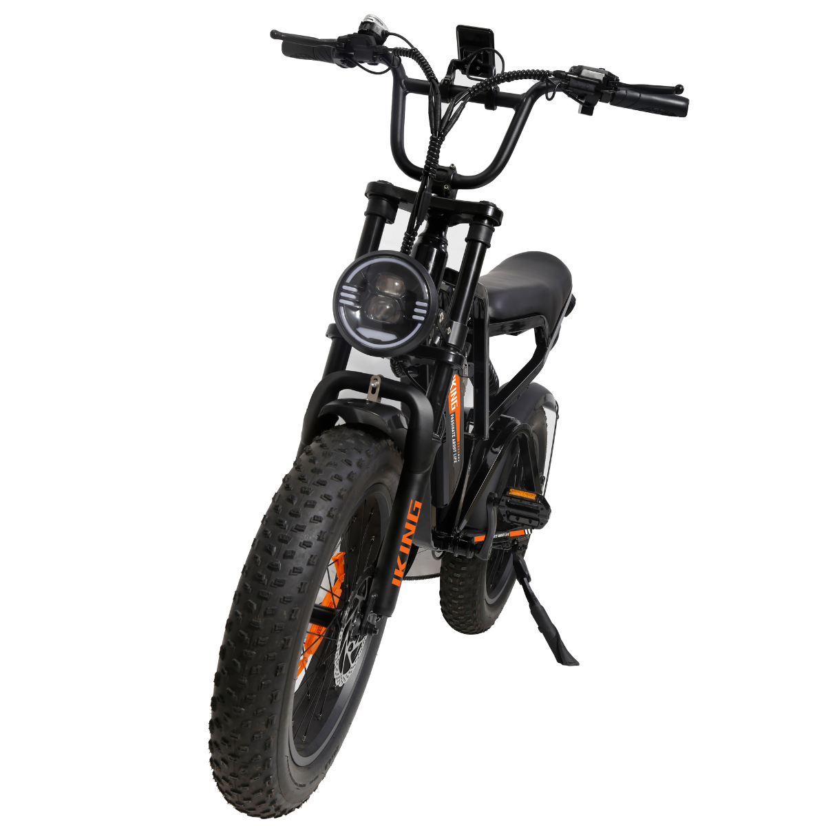 Czarny rower elektryczny z dużymi oponami i okrągłym reflektorem. Rower ma pomarańczowe akcenty i białe tło.