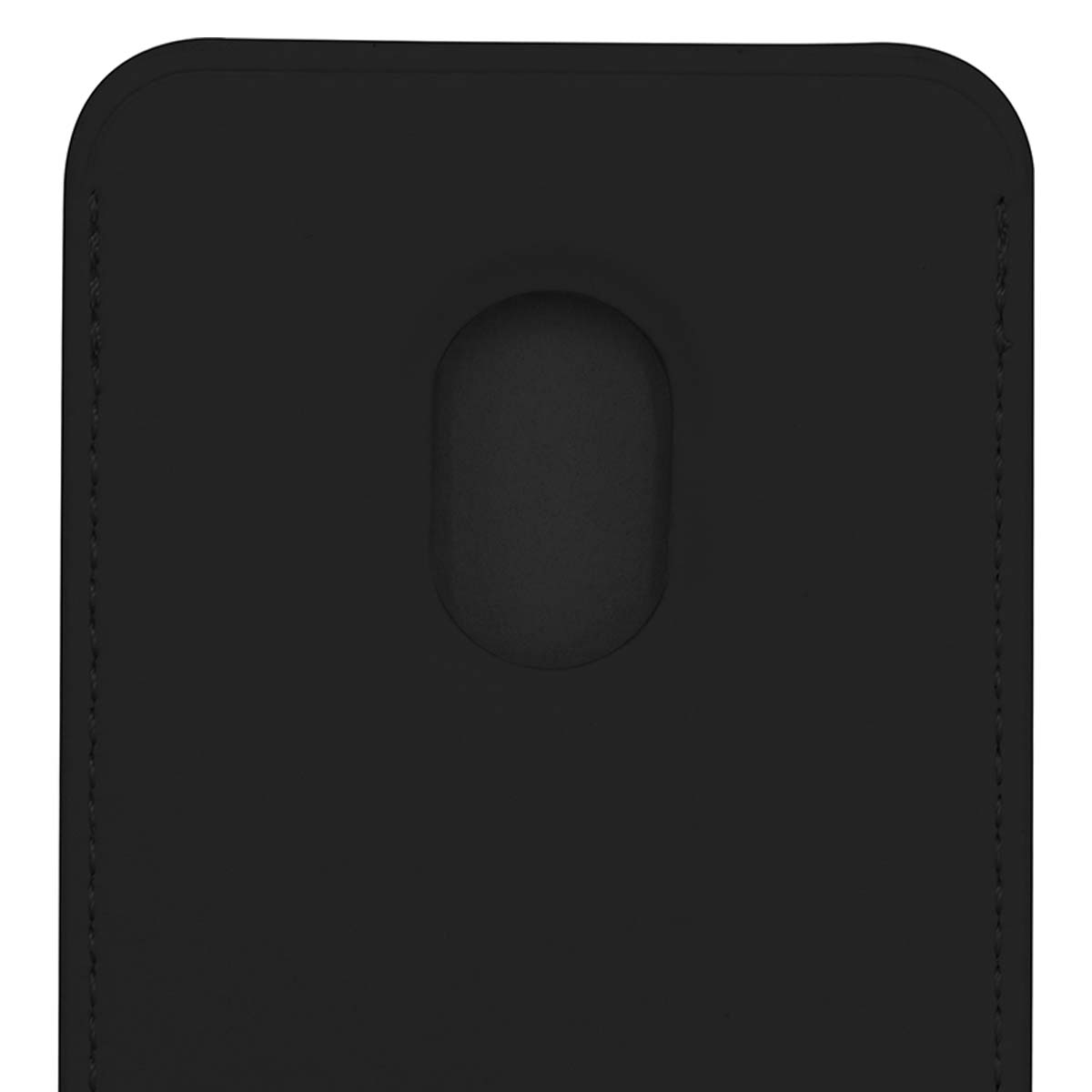 Primo piano di un porta carte in pelle nera con un ritaglio. I bordi sono arrotondati. Ci sono cuciture sui lati.