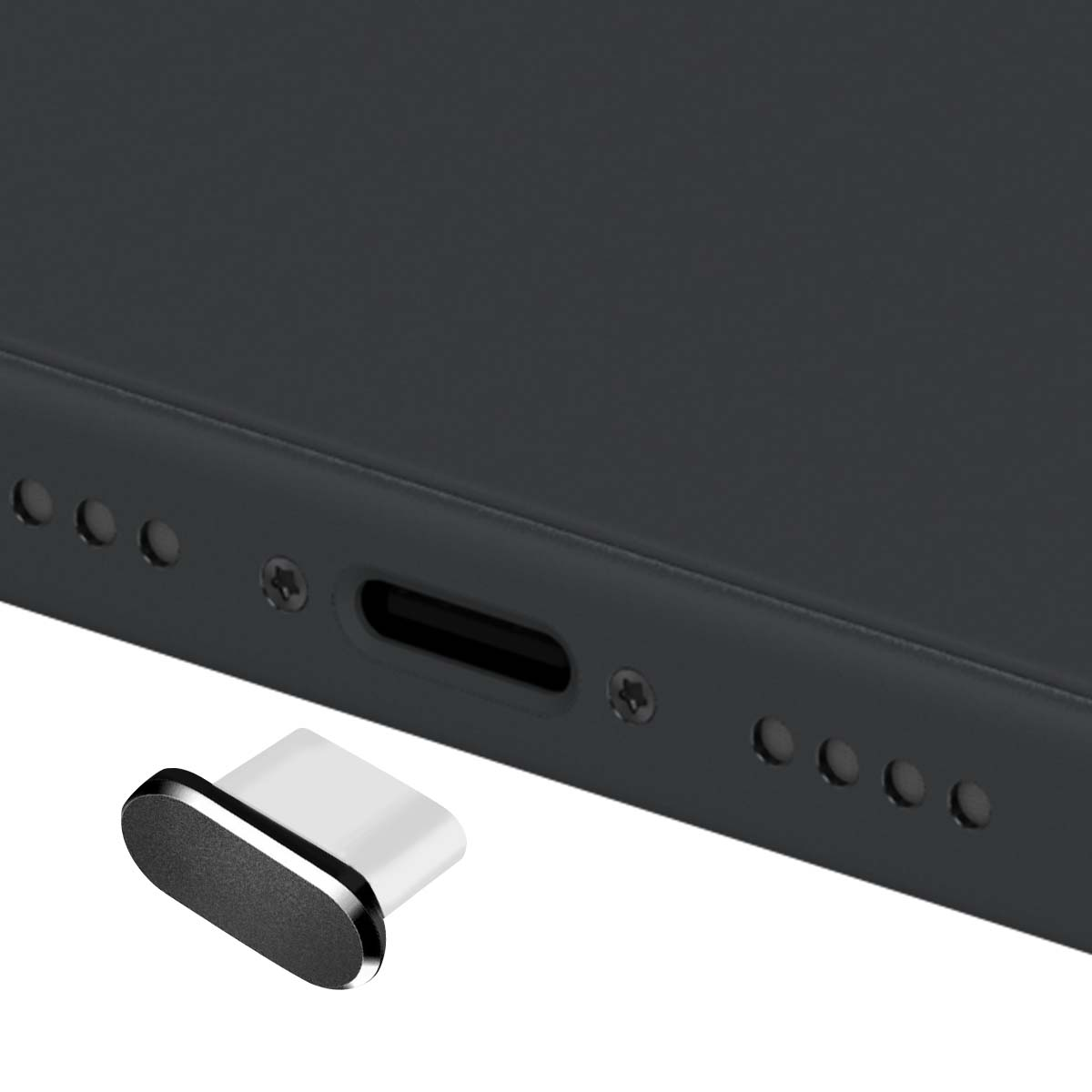 Primo piano di un dispositivo nero con una porta di ricarica e un connettore USB-C staccato. Il connettore ha una punta nera e argento.