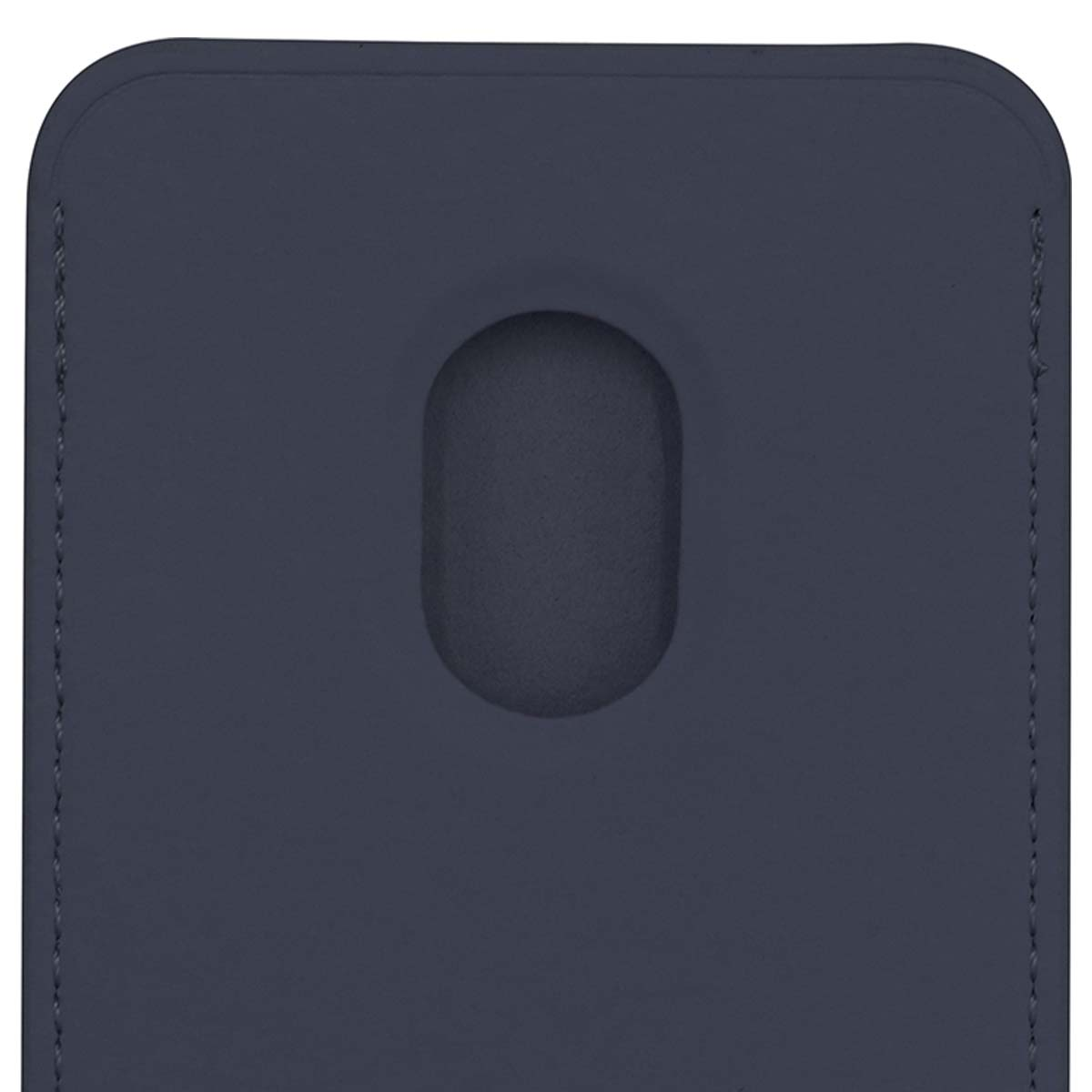 Un porta carte blu scuro con angoli arrotondati e un ritaglio ovale centrale. I dettagli delle cuciture sono visibili sui bordi.