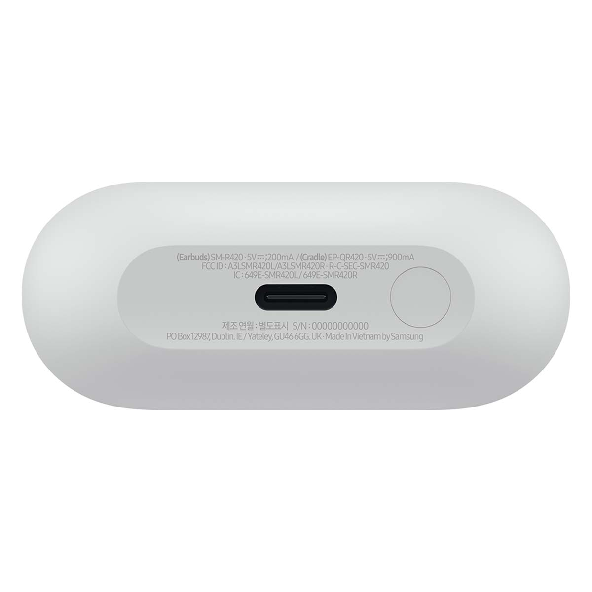 Białe, owalne etui ładujące słuchawek. Szczegóły tekstu, takie jak model, ID FCC i dane produkcyjne. Widoczny port ładowania.
