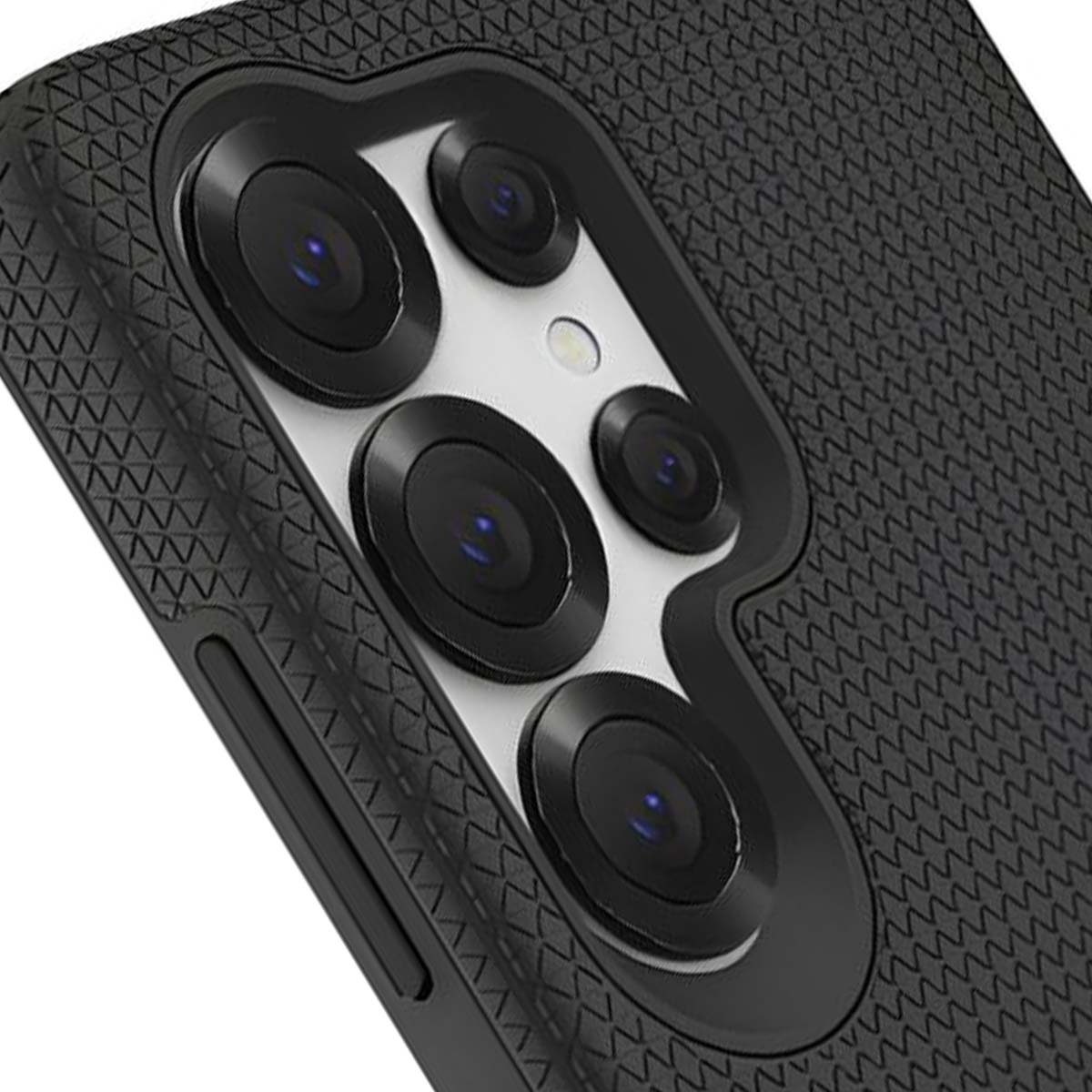 Primo piano del modulo fotocamera di un telefono con più lenti. La custodia ha una superficie nera strutturata e le lenti sono nere.