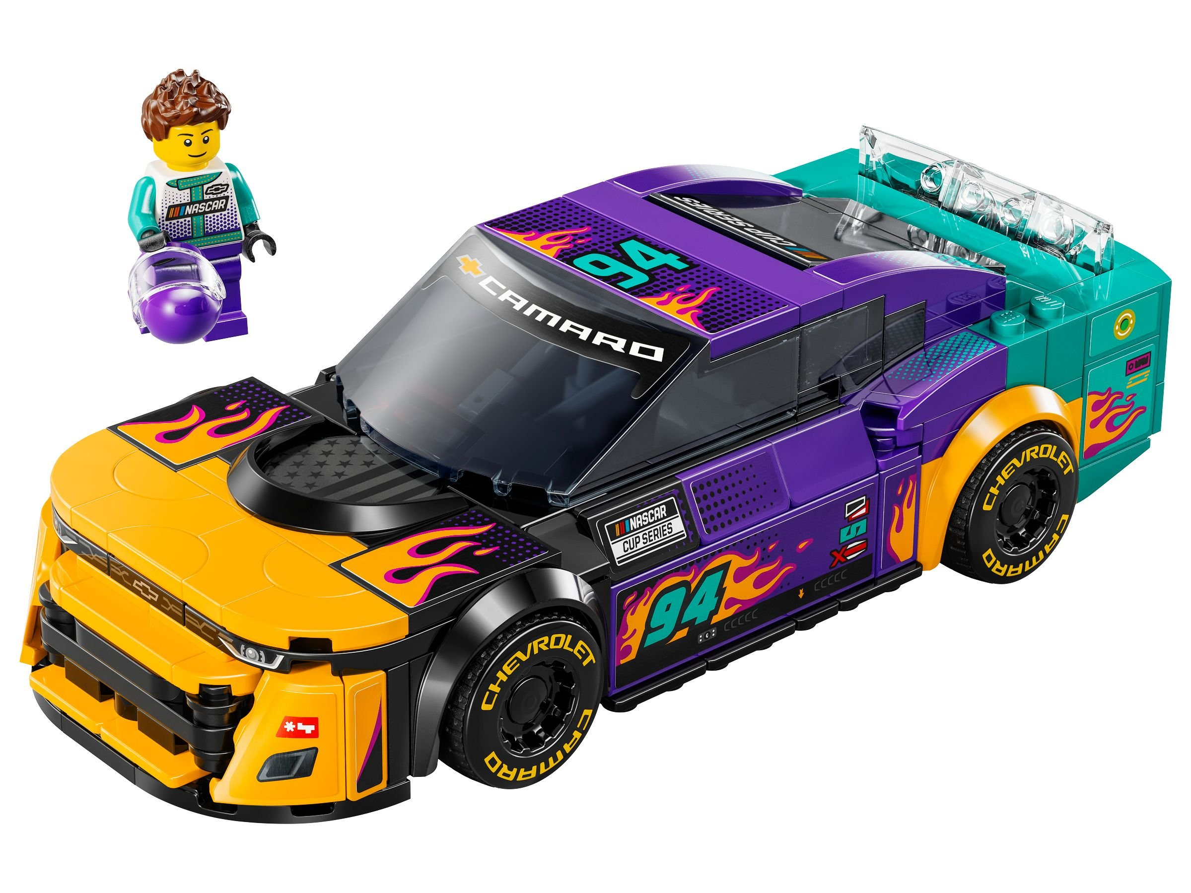 Lego-Rennwagen mit Fahrerfigur. Das Auto hat gelbe, lila und türkisfarbene Farben. Der Fahrer hält einen Helm.